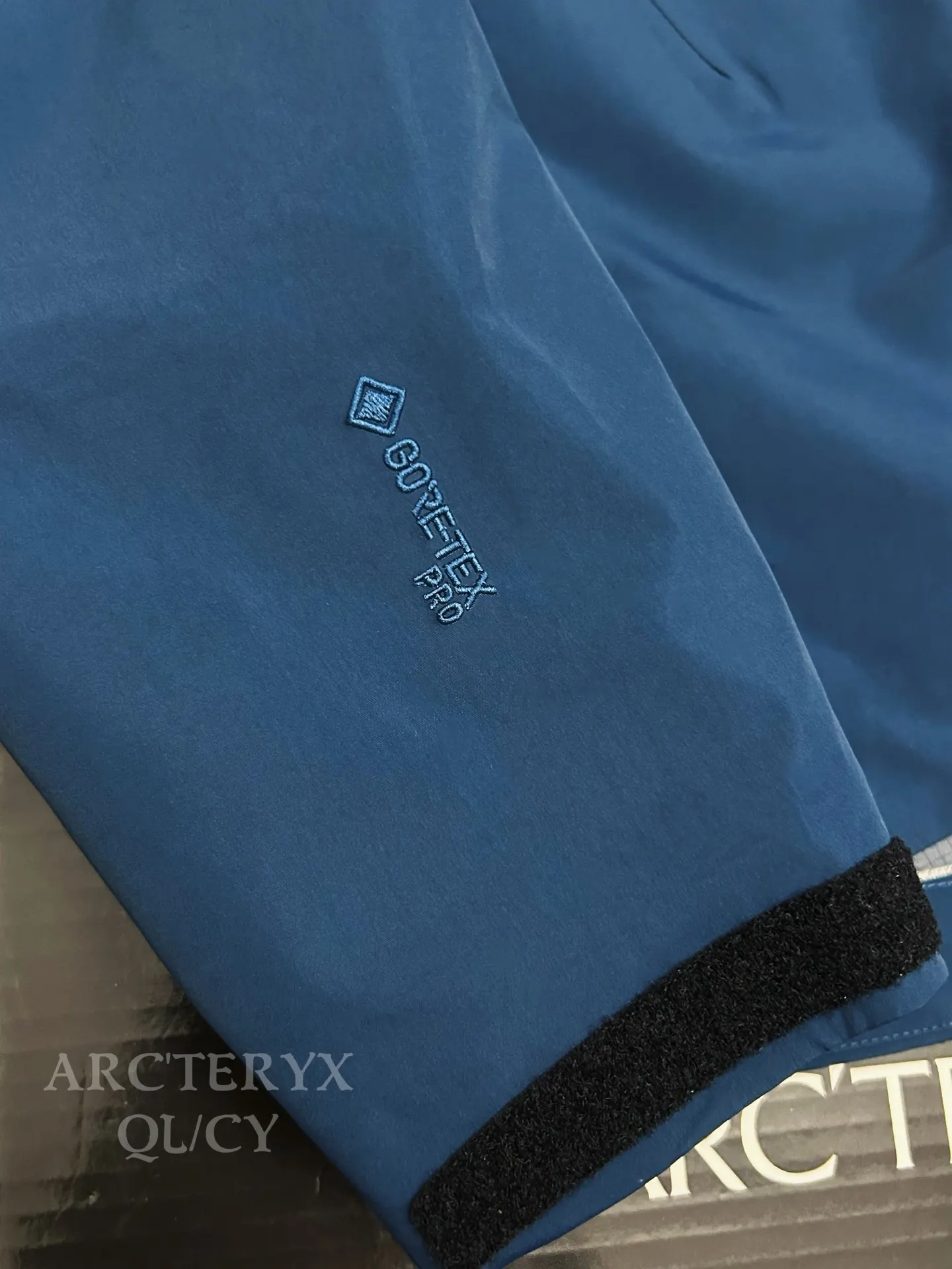 Alpha SV GORE-TEX Hooded Shell Jacket D42019583 — view 2