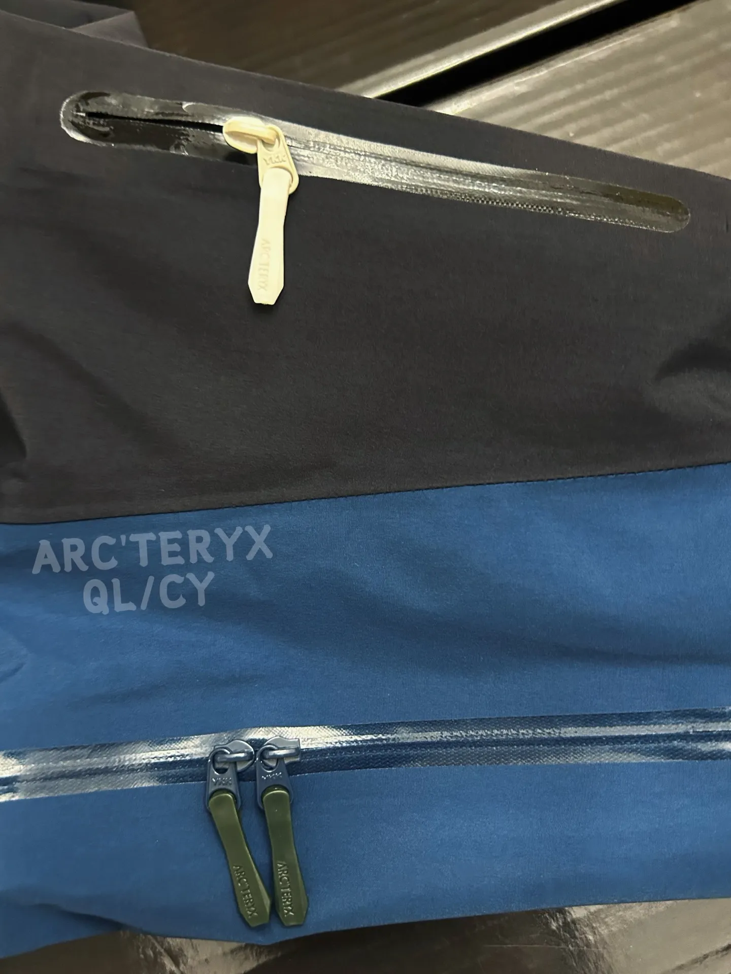 Alpha SV GORE-TEX Hooded Shell Jacket D42019583 — view 5