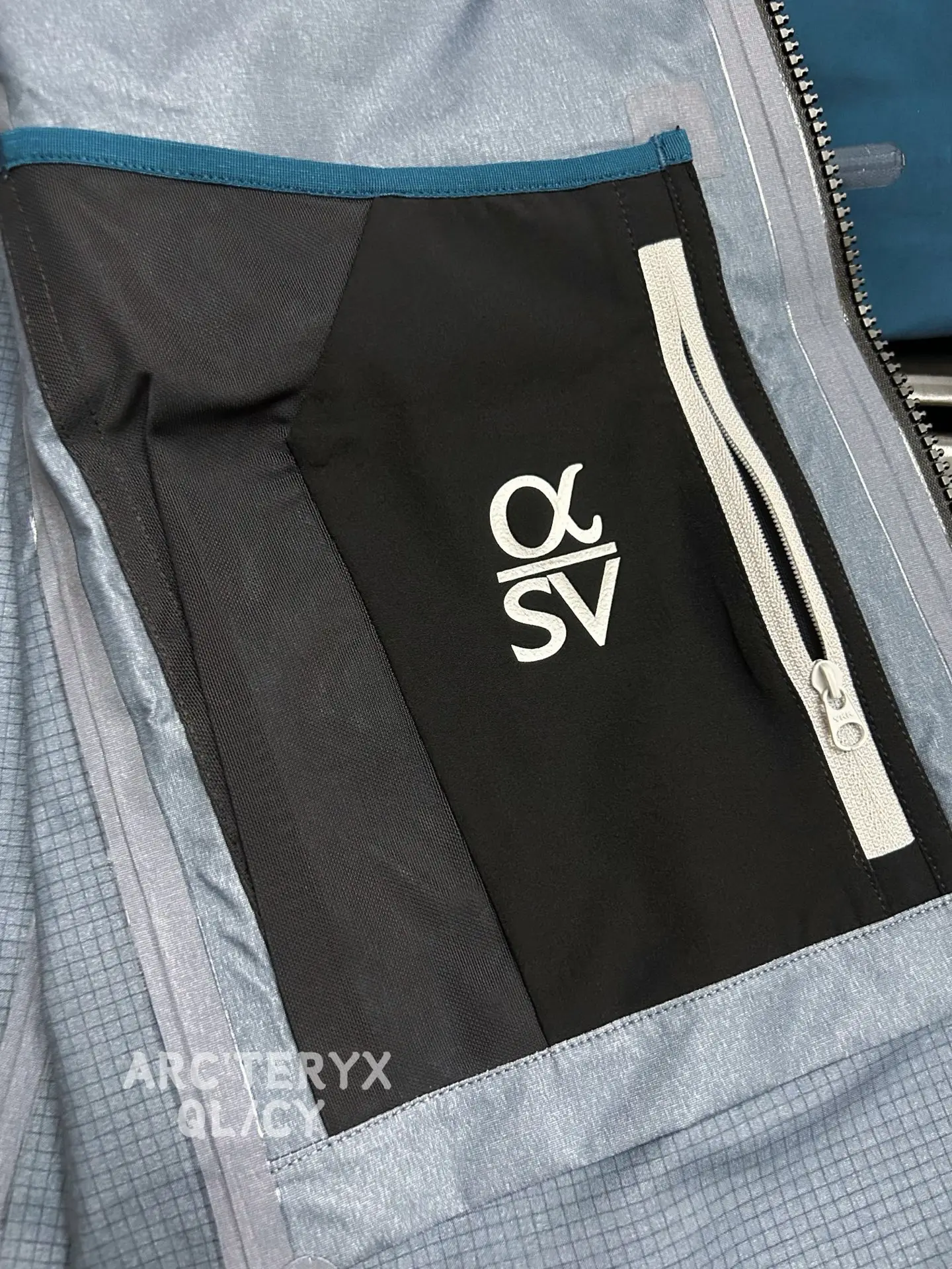 Alpha SV GORE-TEX Hooded Shell Jacket D42019583 — view 6