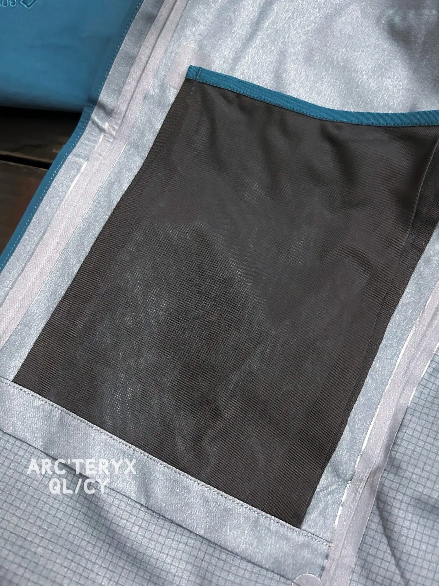 Alpha SV GORE-TEX Hooded Shell Jacket D42019583 — view 7