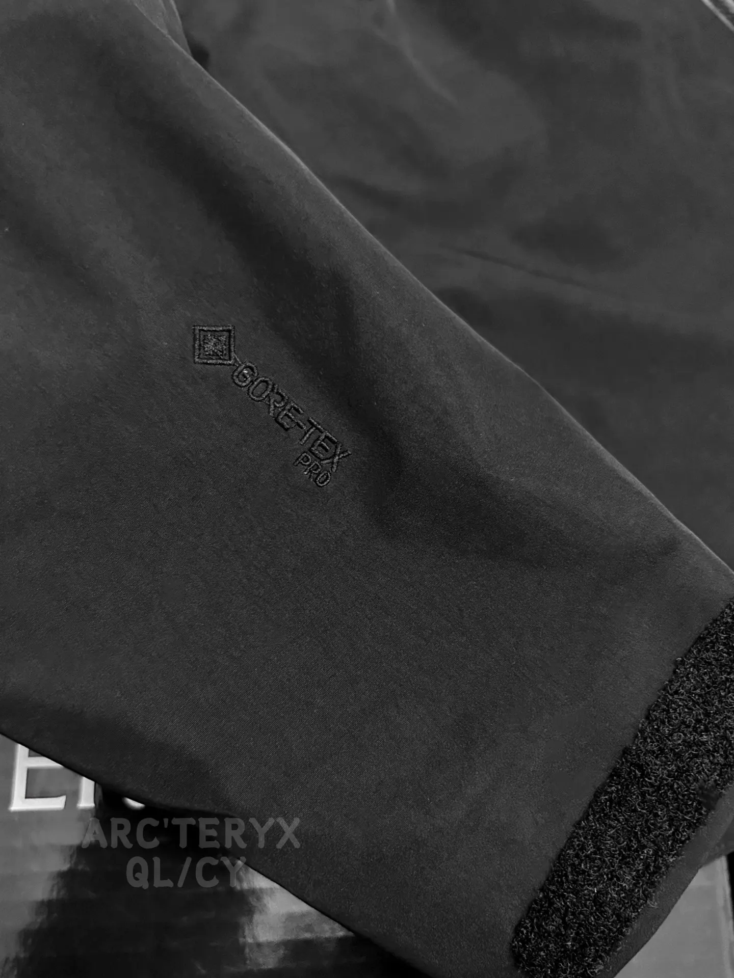 Alpha SV GORE-TEX Hooded Shell Jacket D42019584 — view 2