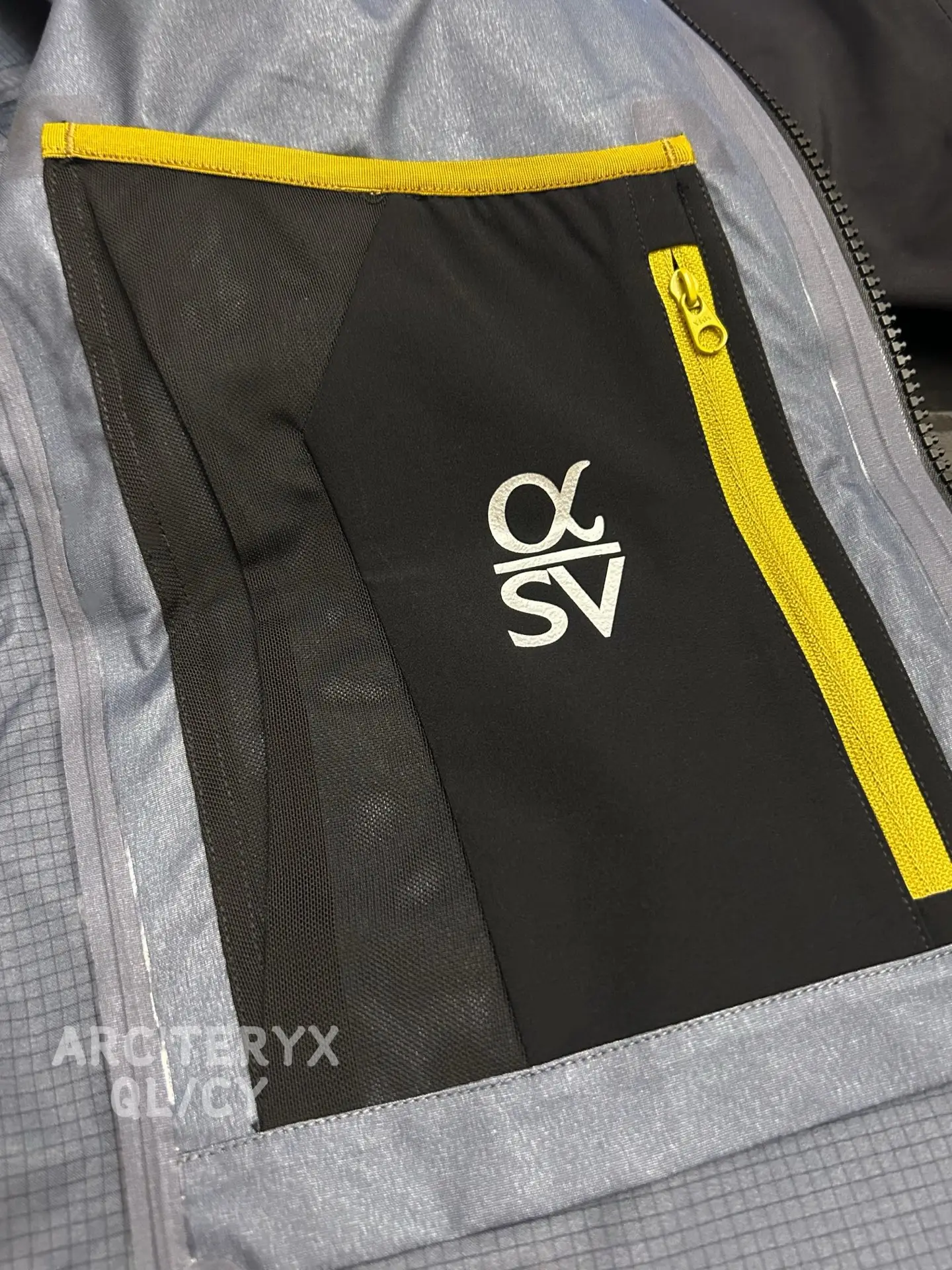 Alpha SV GORE-TEX Hooded Shell Jacket D42019584 — view 6