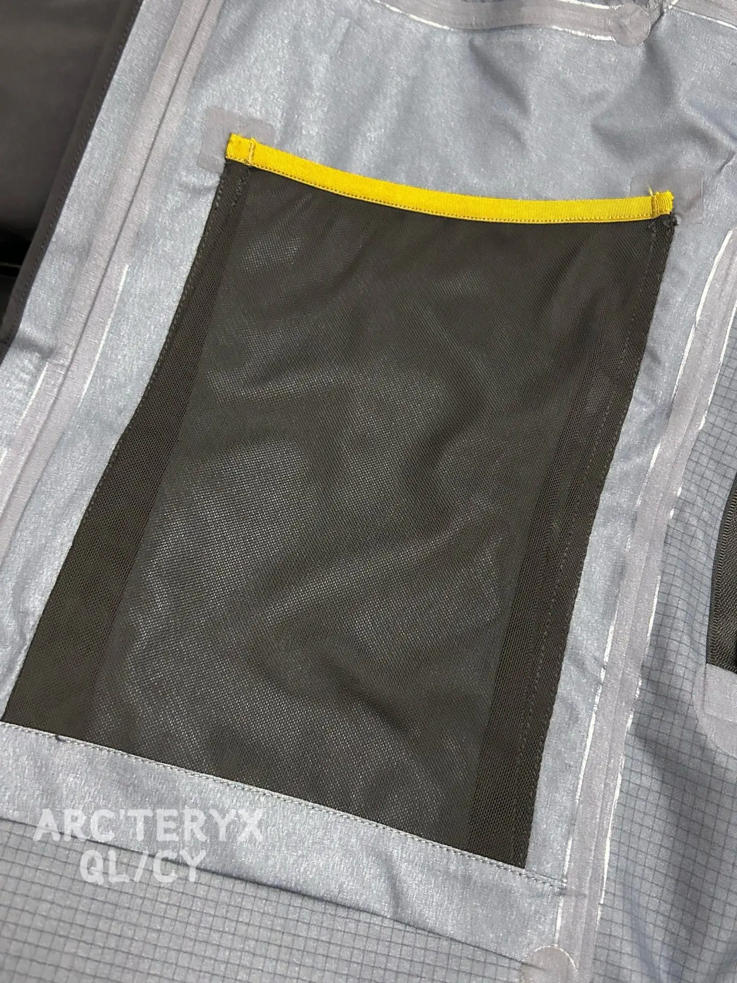 Alpha SV GORE-TEX Hooded Shell Jacket D42019584 — view 7