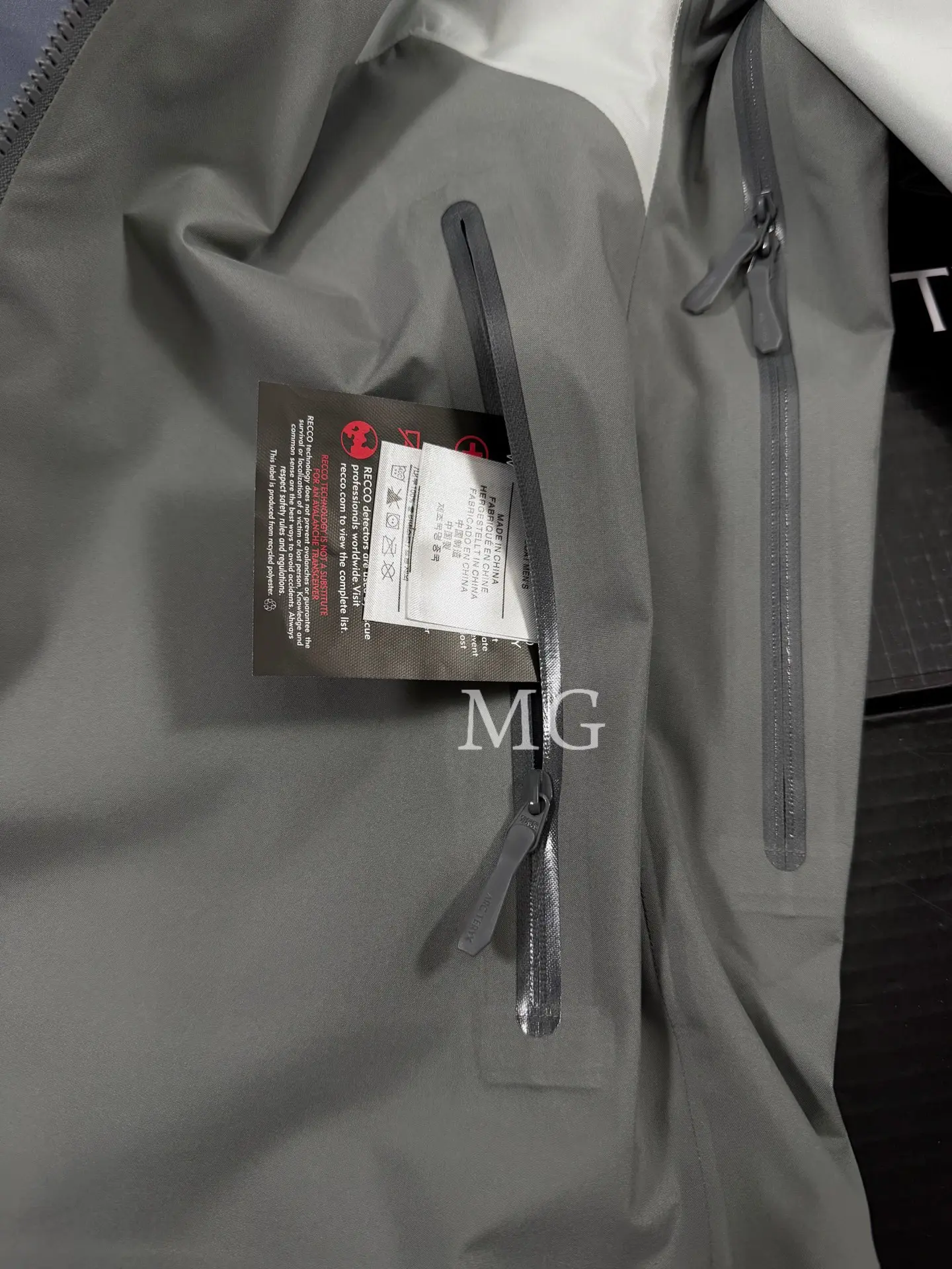 Beta AR GORE-TEX PRO Hooded Shell Jacket D43019498 — view 7