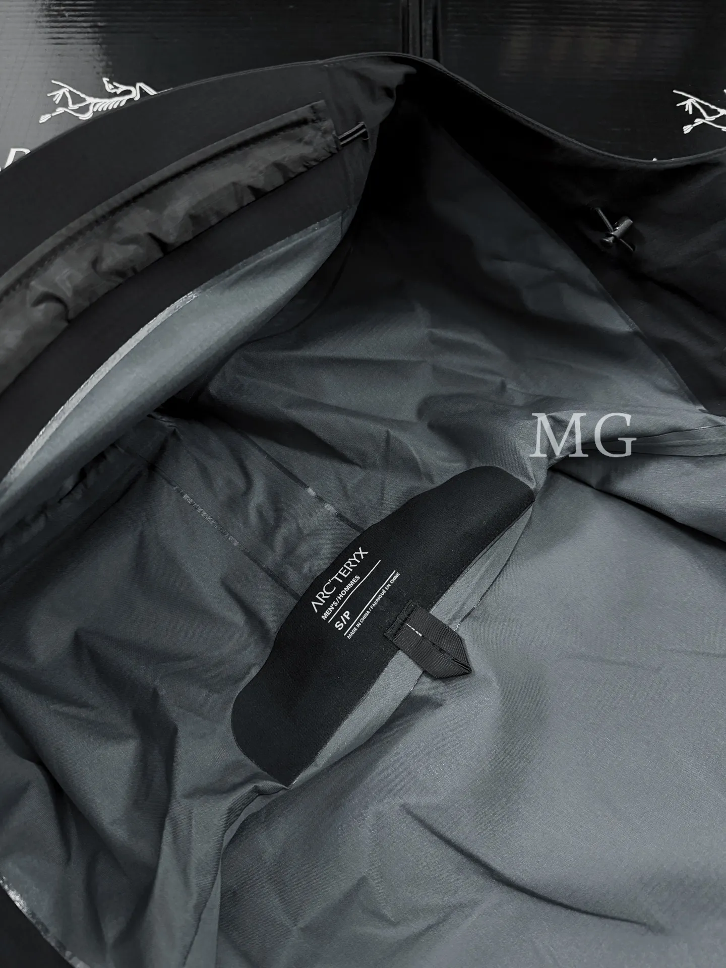 Alpha LT GORE-TEX Hooded Shell Jacket D43019519 — view 8