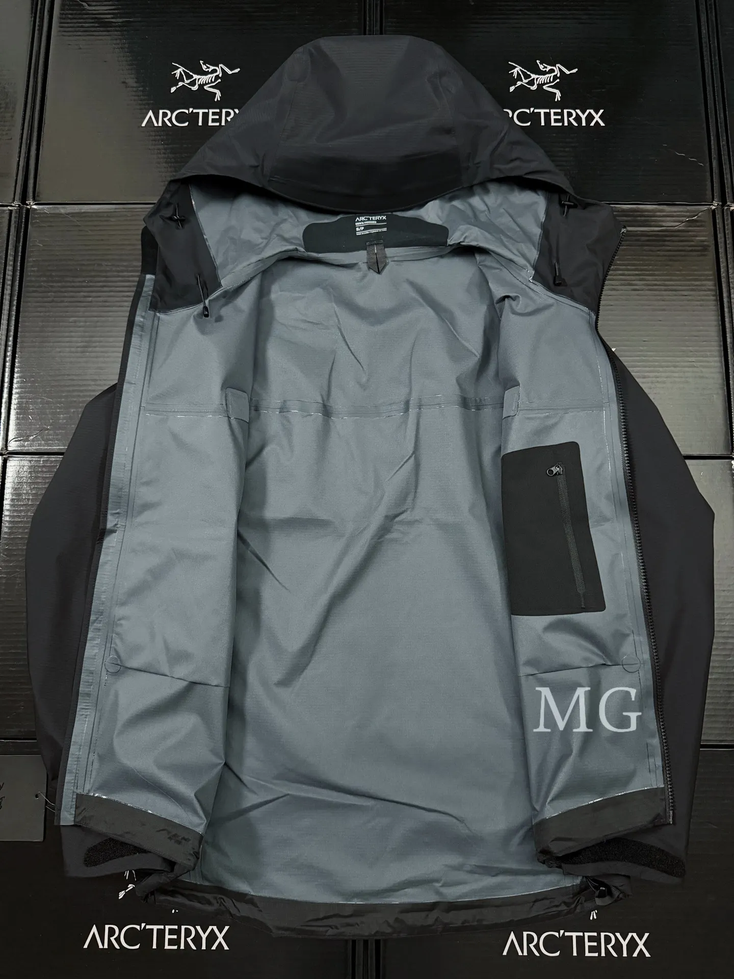 Alpha LT GORE-TEX Hooded Shell Jacket D43019519 — view 9