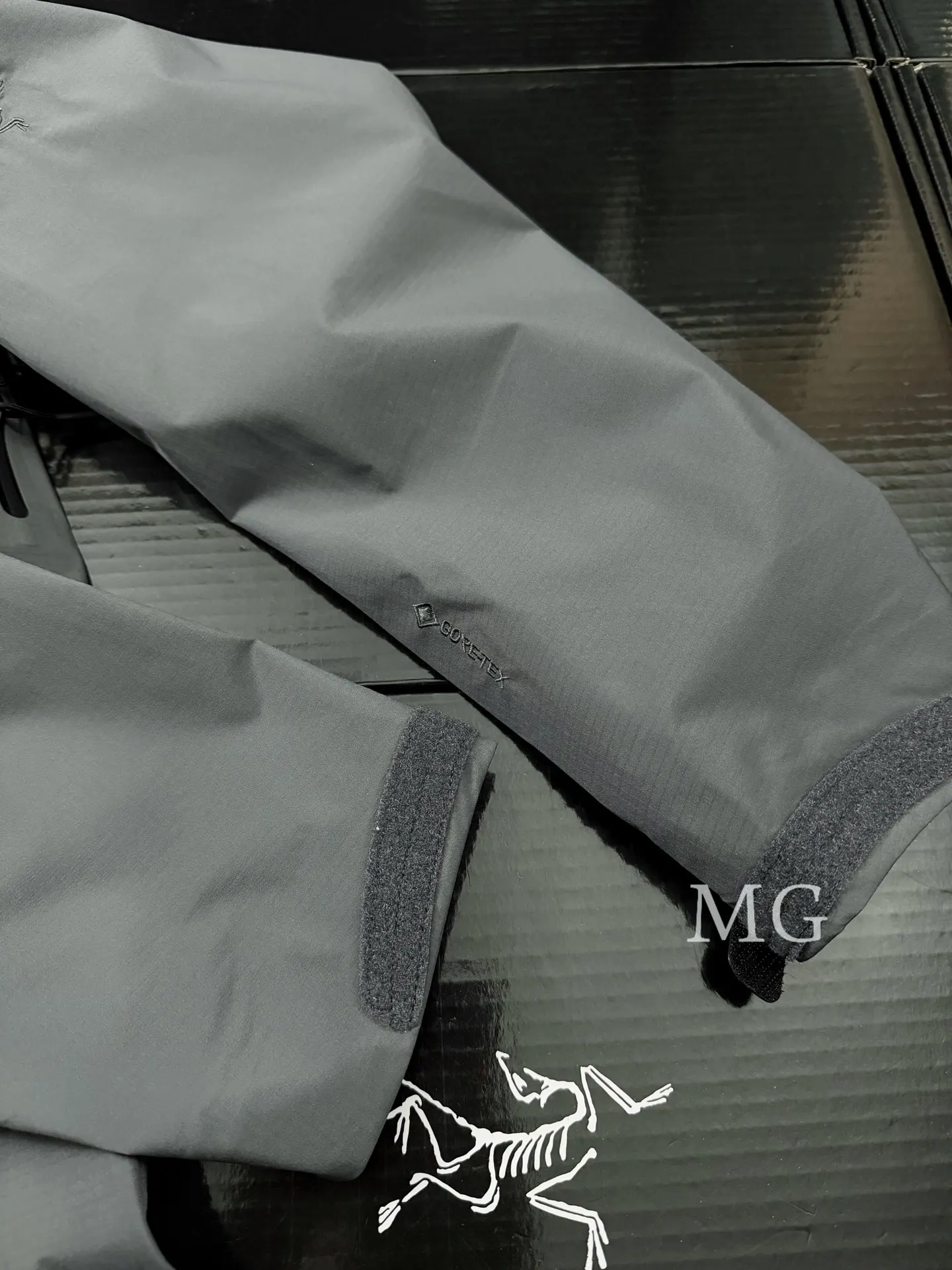 Alpha LT GORE-TEX Hooded Shell Jacket D43019520 — view 4