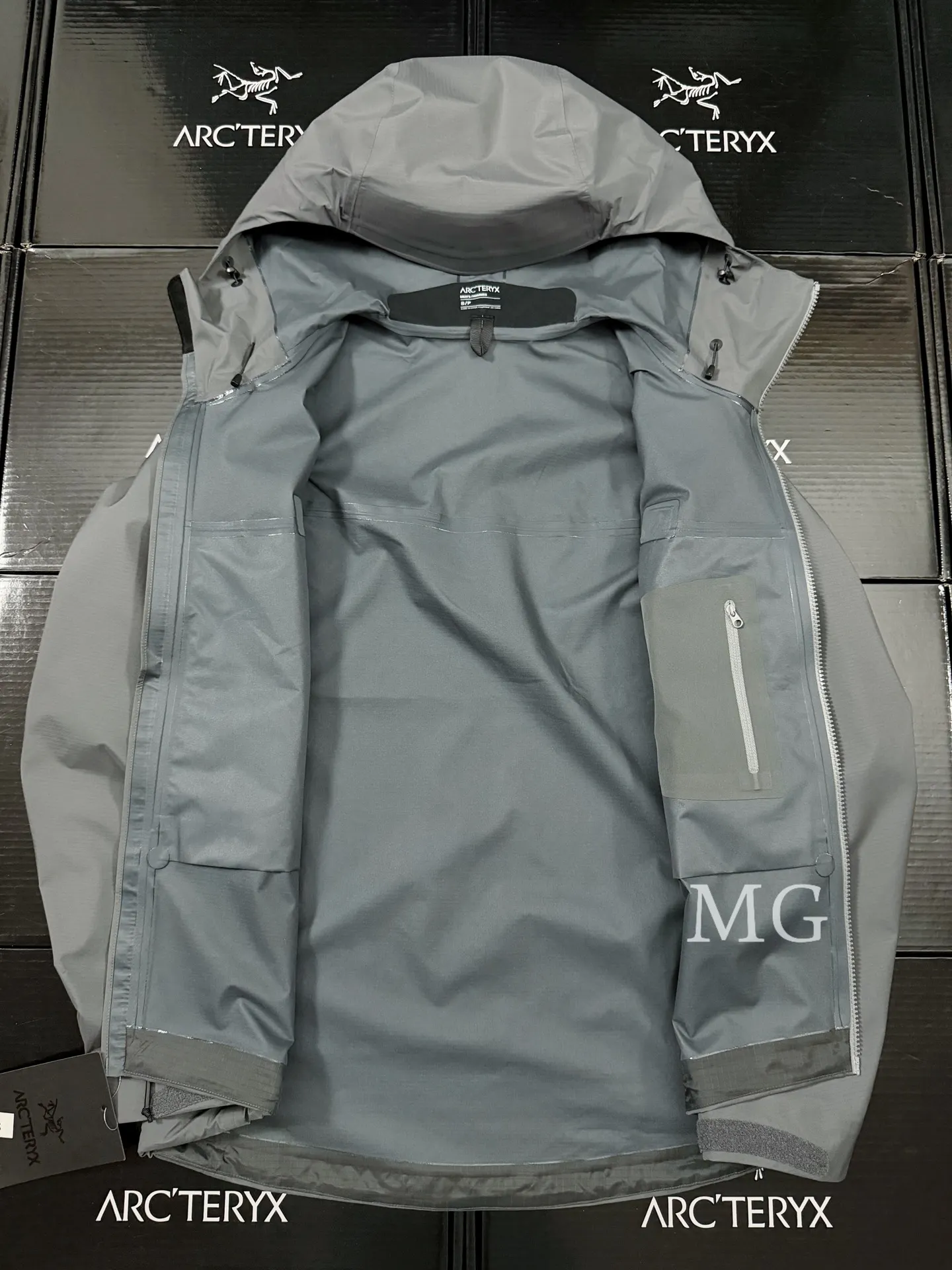 Alpha LT GORE-TEX Hooded Shell Jacket D43019520 — view 8