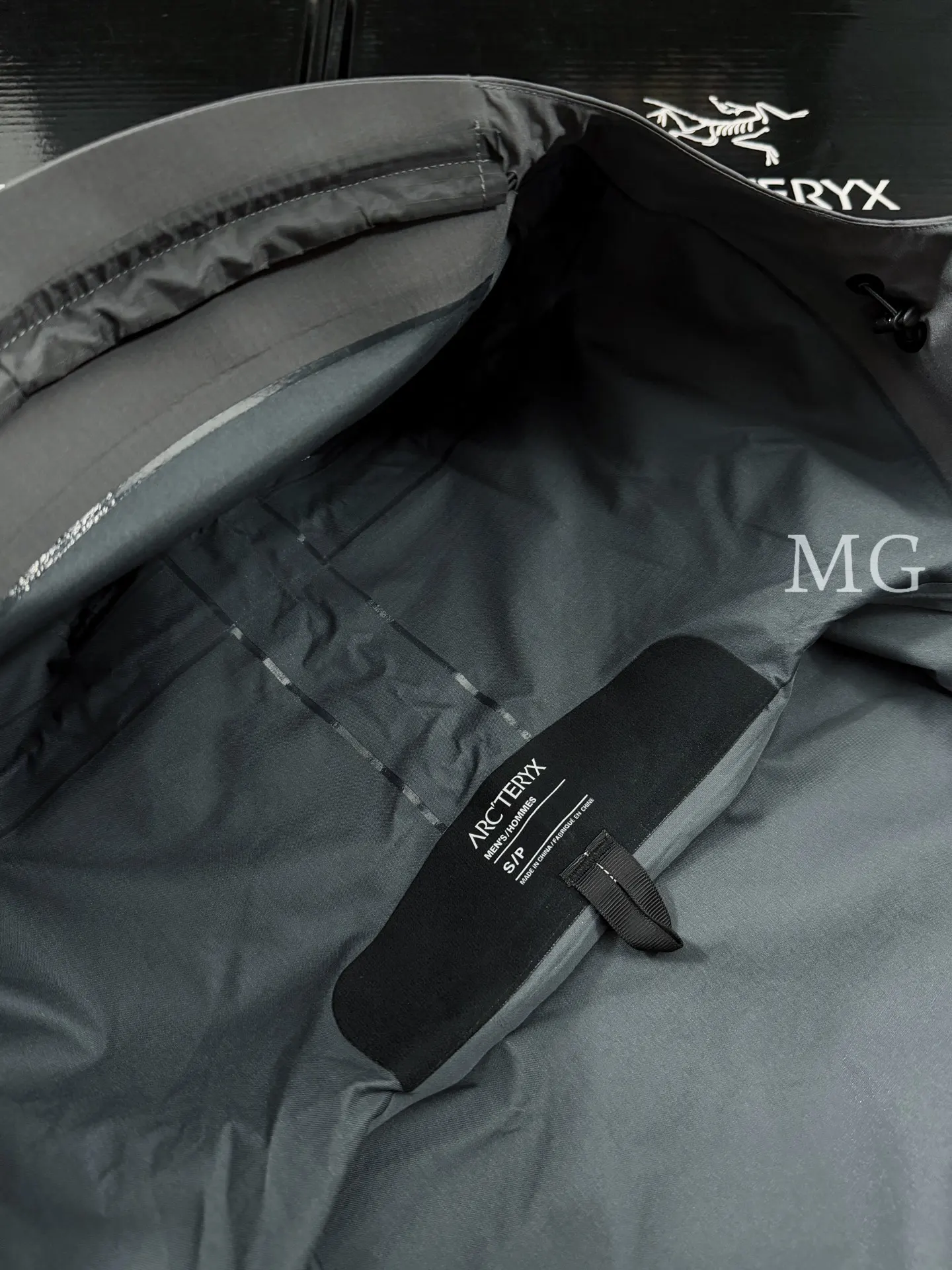Alpha LT GORE-TEX Hooded Shell Jacket D43019520 — view 9