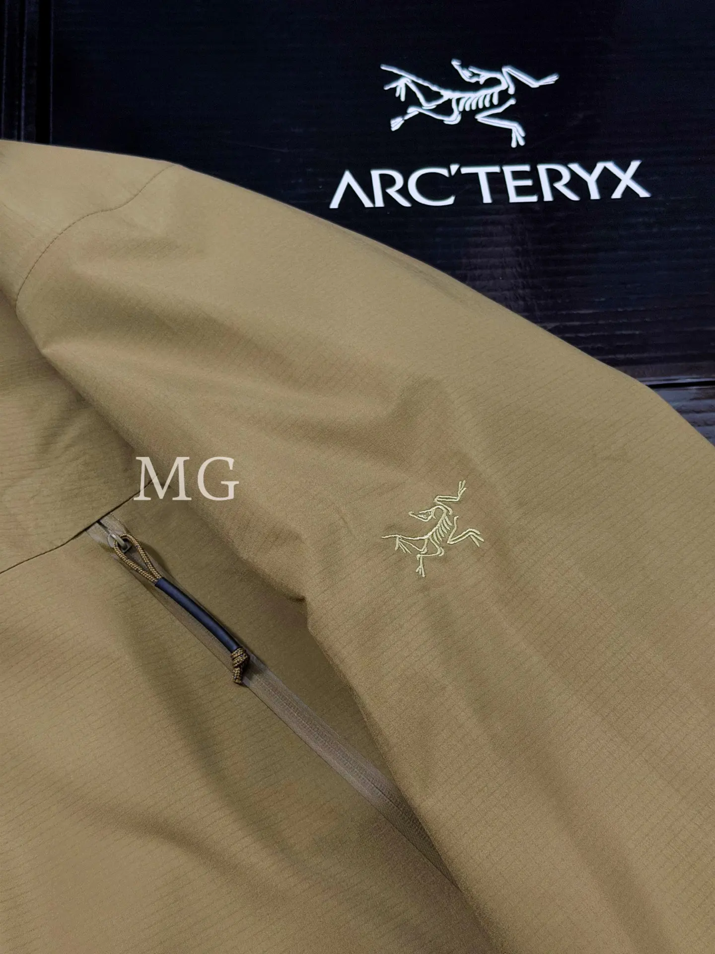 Alpha LT GORE-TEX Hooded Shell Jacket D43019521 — view 2
