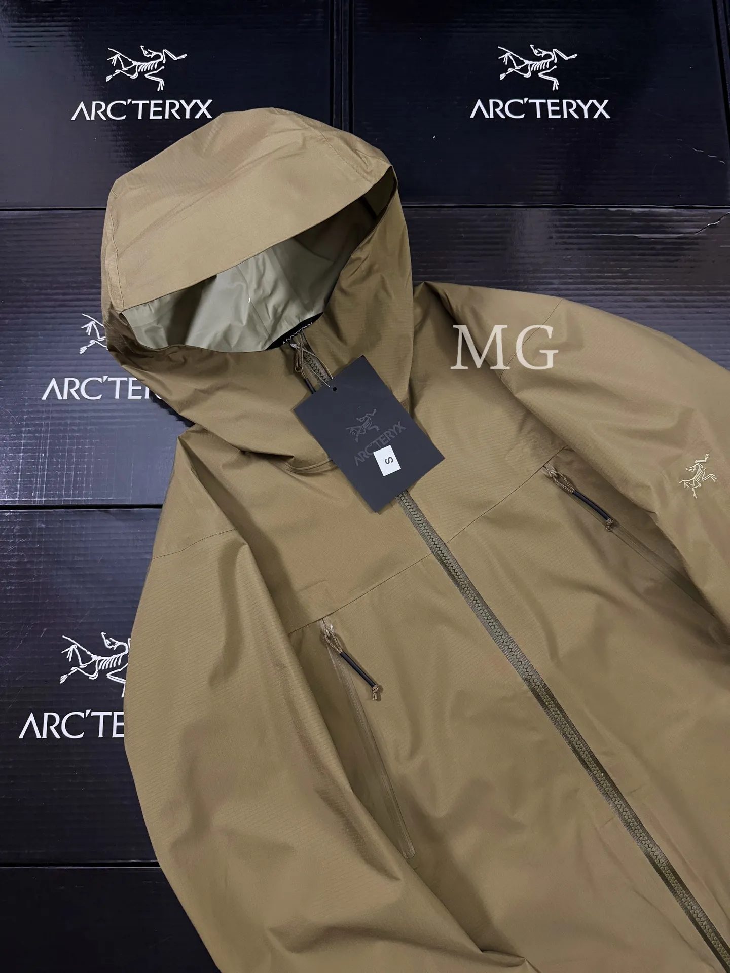 Alpha LT GORE-TEX Hooded Shell Jacket D43019521 — view 3