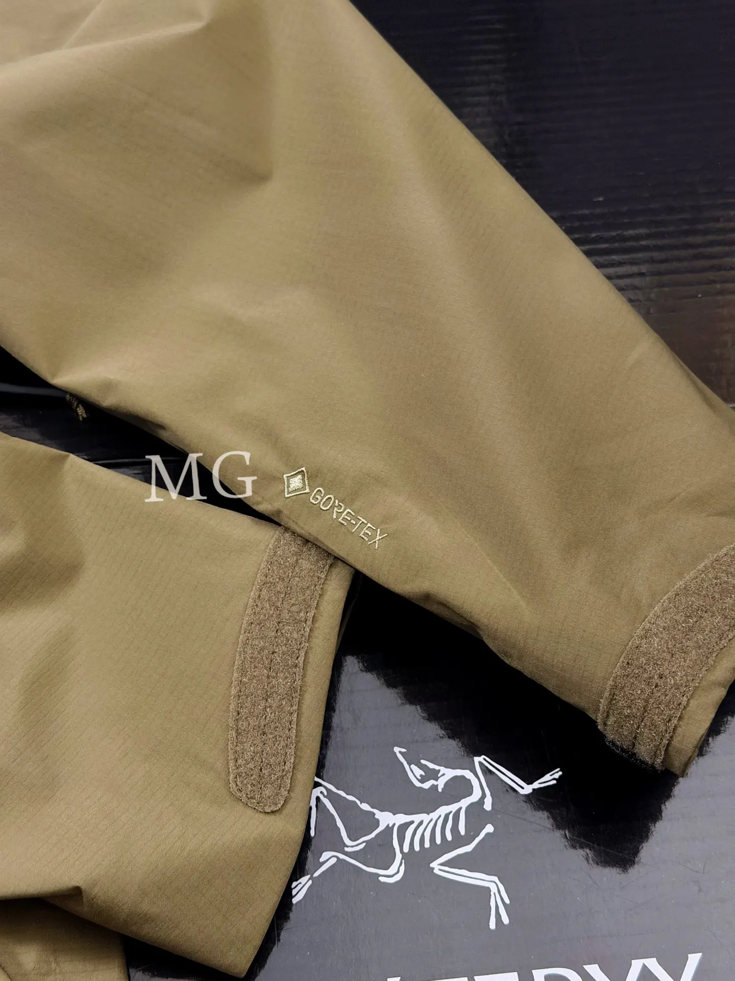 Alpha LT GORE-TEX Hooded Shell Jacket D43019521 — view 4