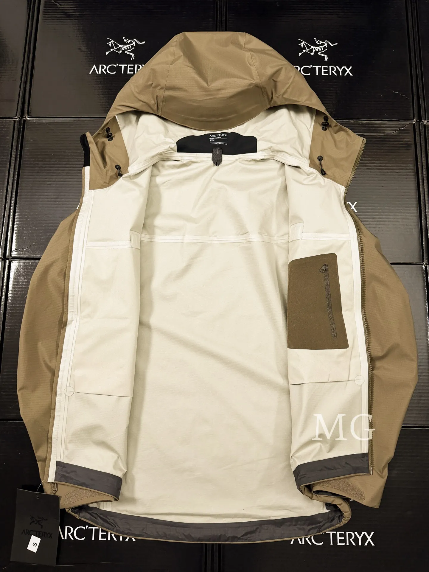 Alpha LT GORE-TEX Hooded Shell Jacket D43019521 — view 6