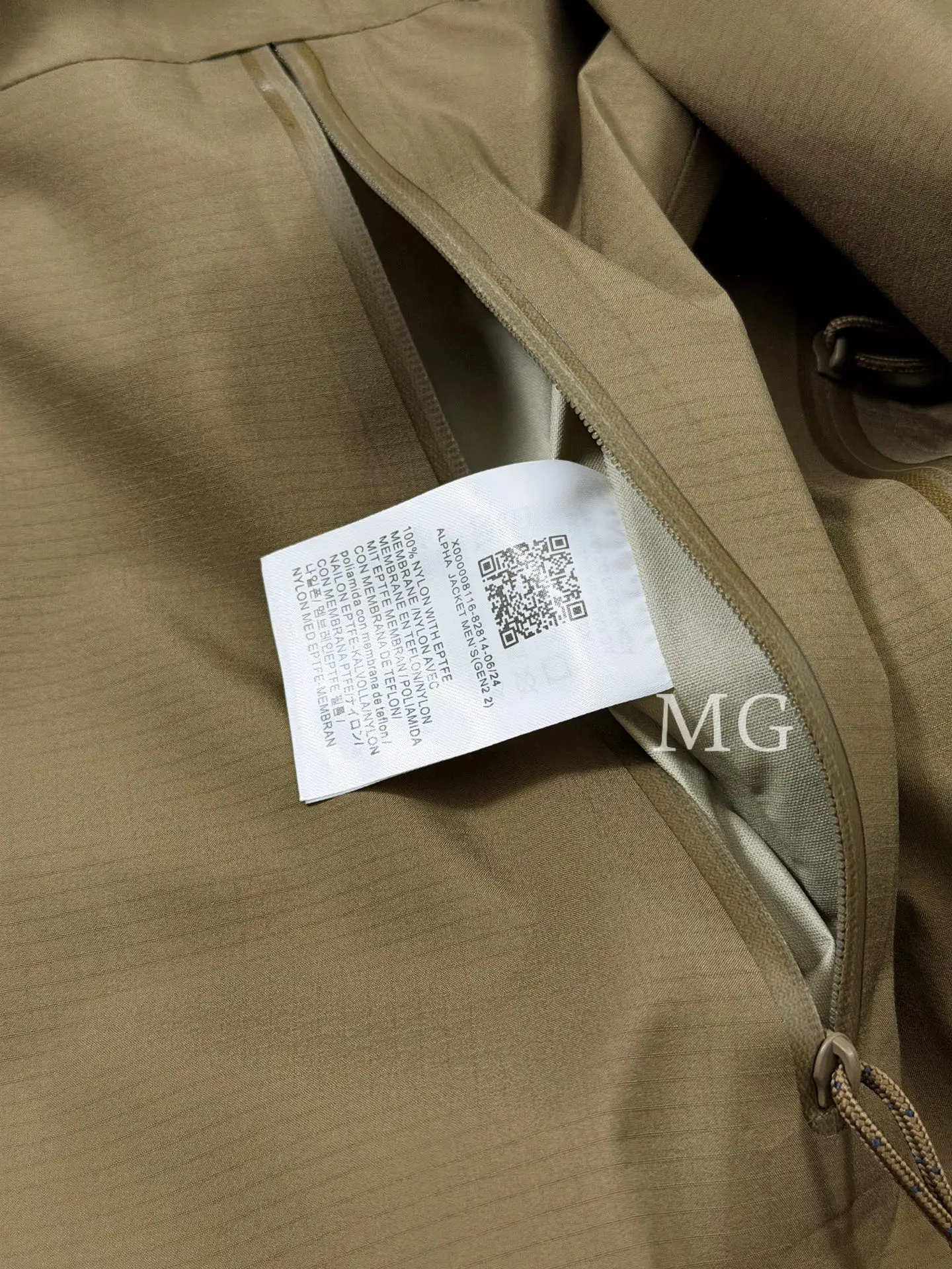 Alpha LT GORE-TEX Hooded Shell Jacket D43019521 — view 8