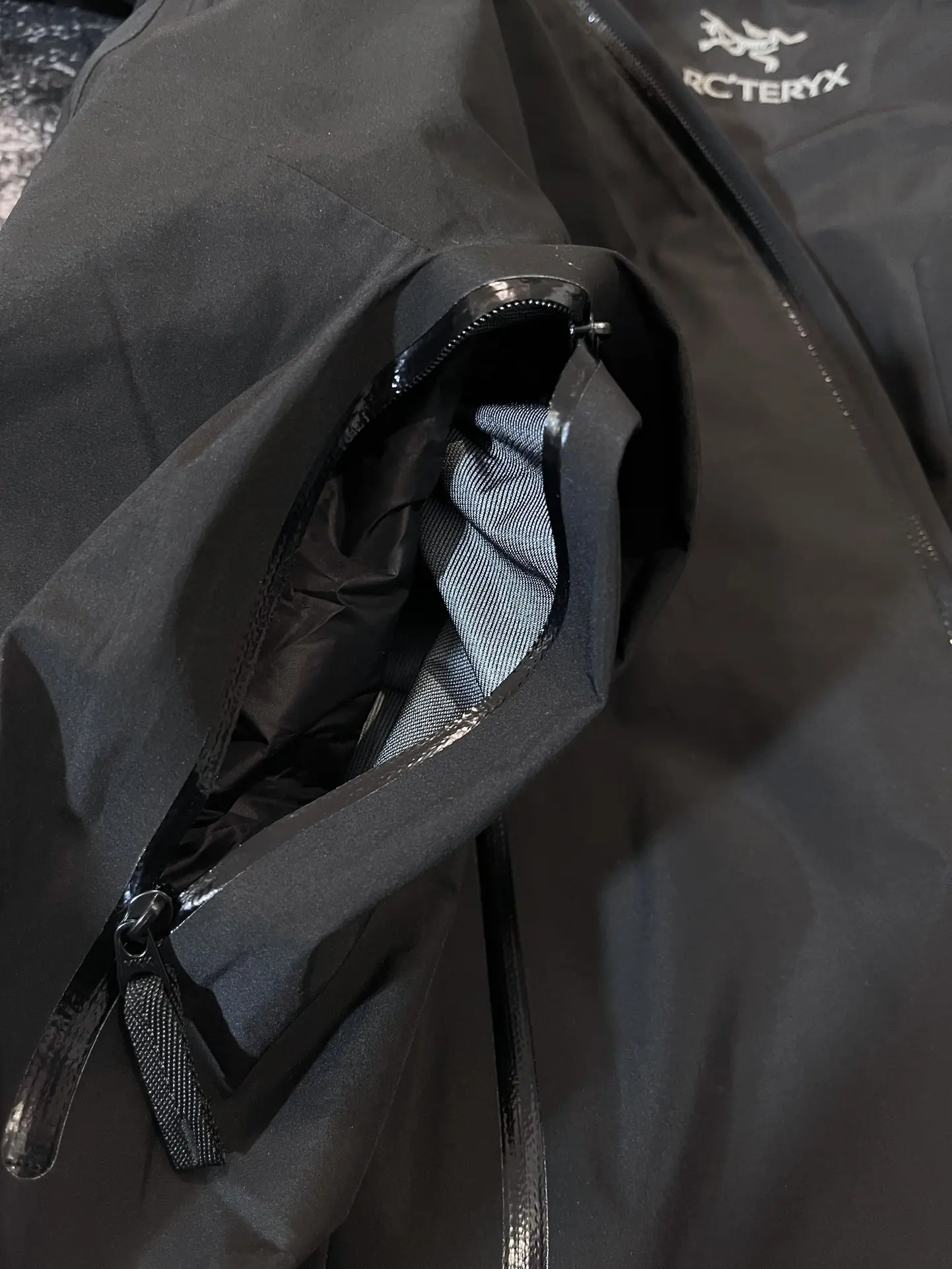 Beta LT 3-in-1 GORE-TEX Jacket with Removable Down Liner D44019324 — view 7
