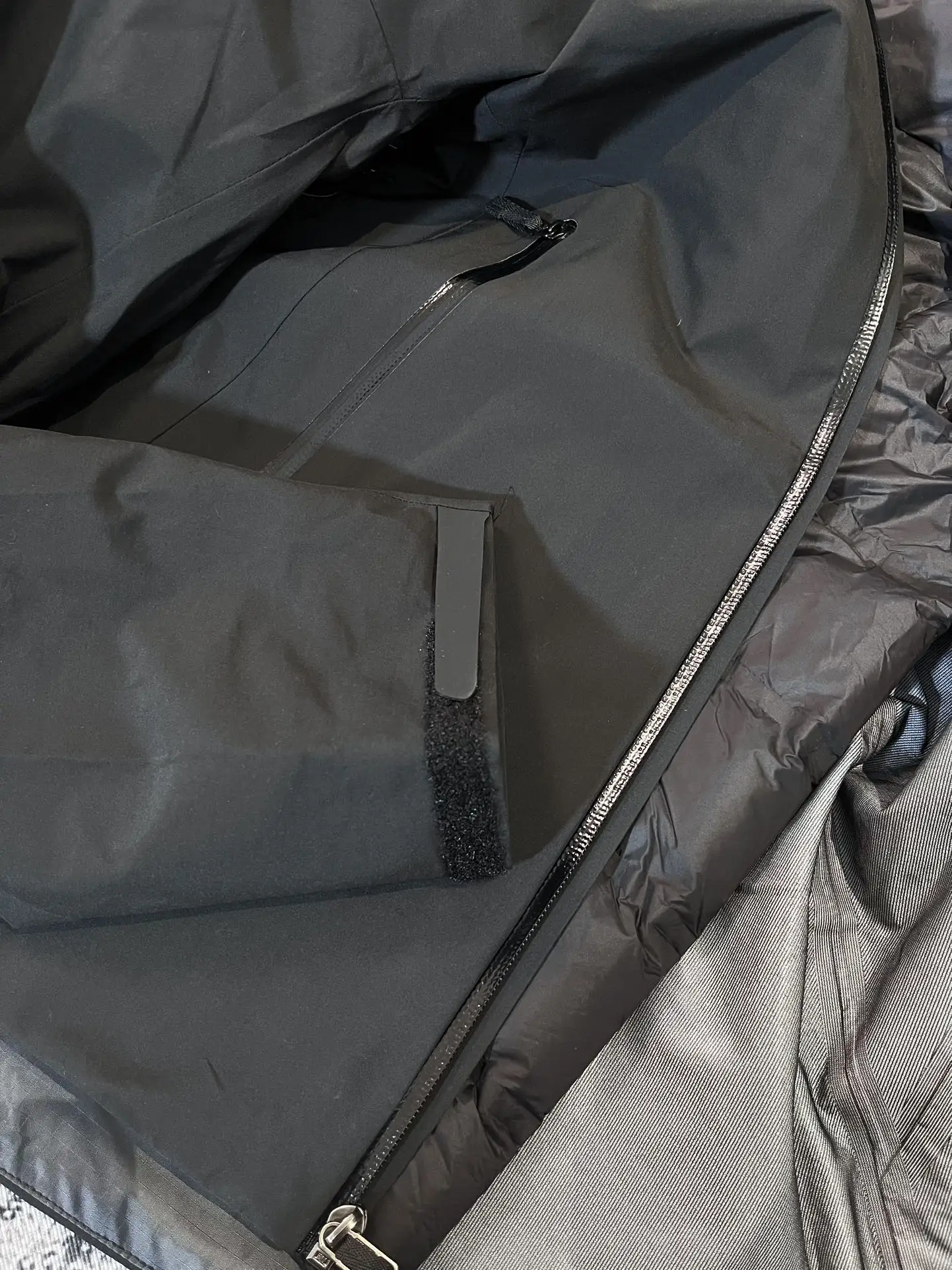Beta LT 3-in-1 GORE-TEX Jacket with Removable Down Liner D44019324 — view 10