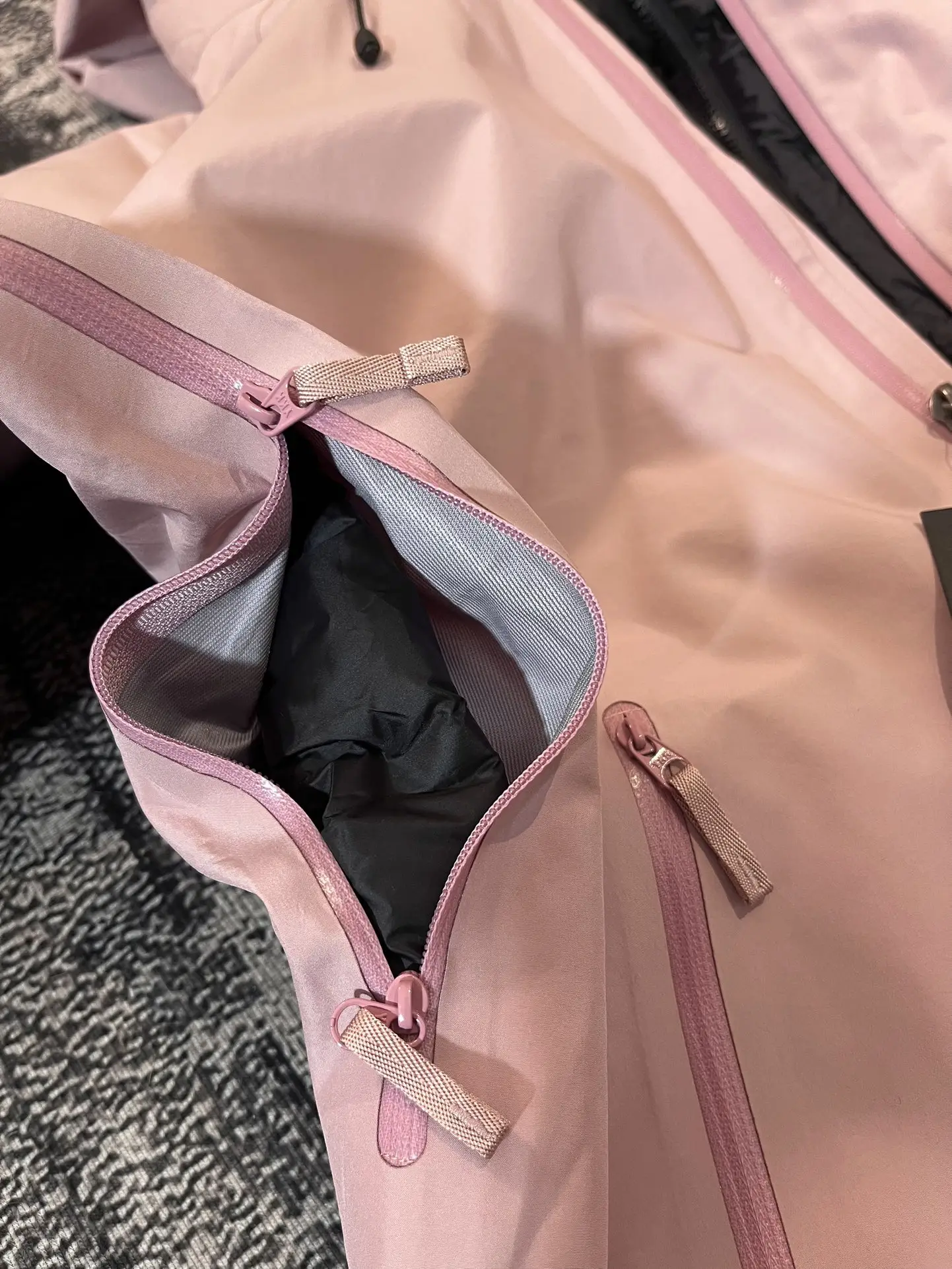 Beta LT 3-in-1 GORE-TEX Jacket with Removable Down Liner D44019323 — view 9