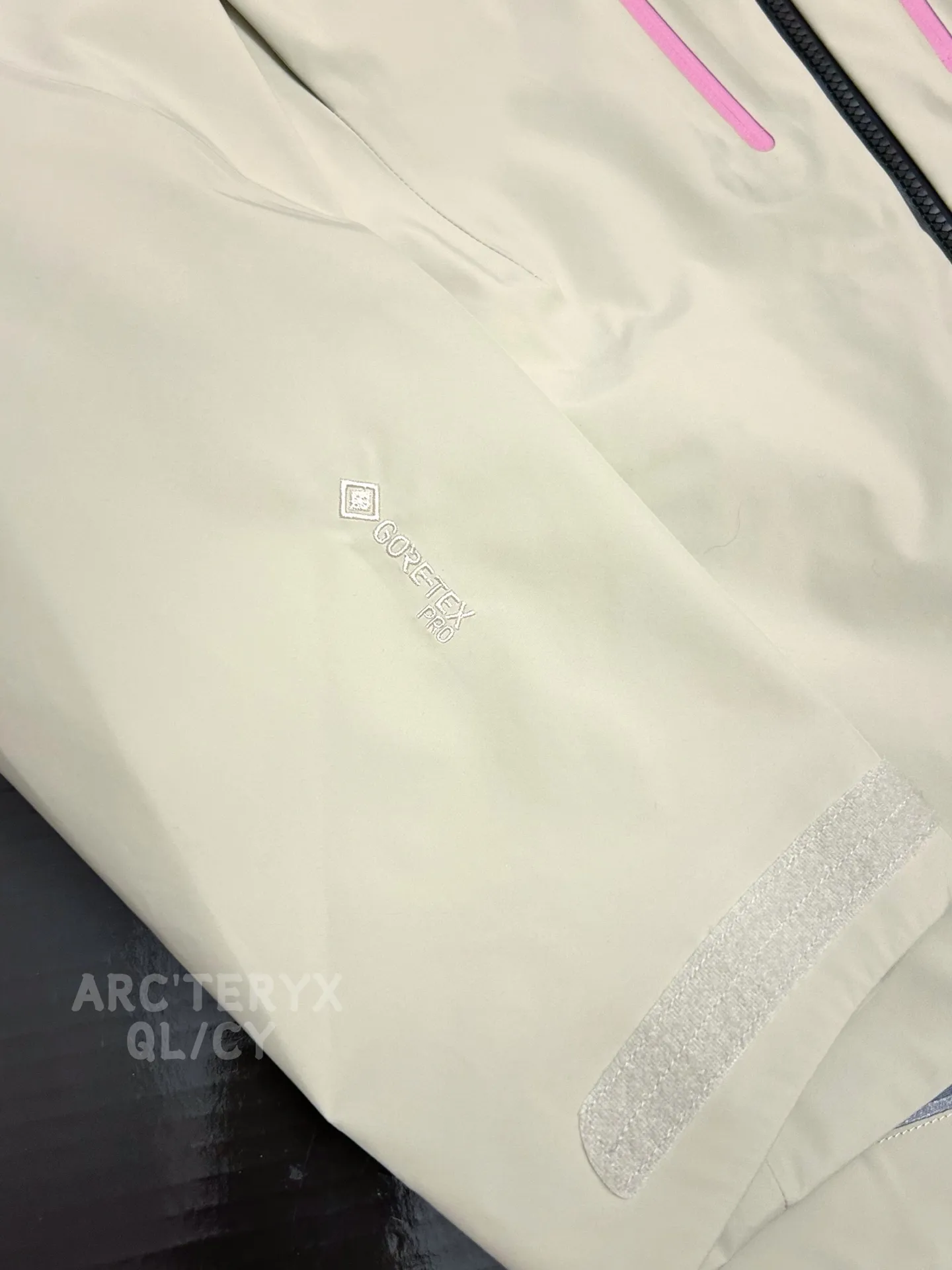 Alpha SV GORE-TEX Hooded Shell Jacket D45019586 — view 2