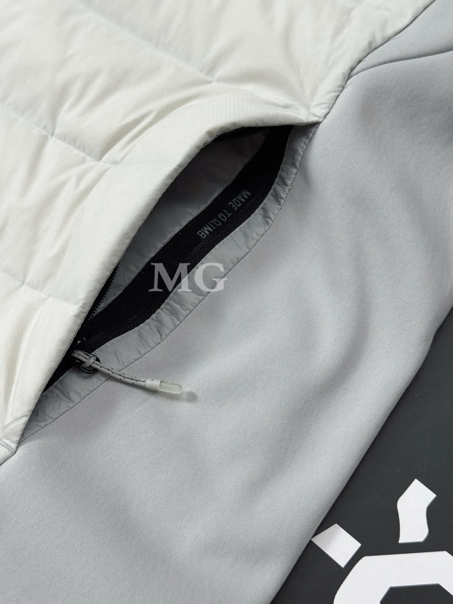 3000GT Lightweight Hooded Down Puffer Jacket D46019396 — view 5