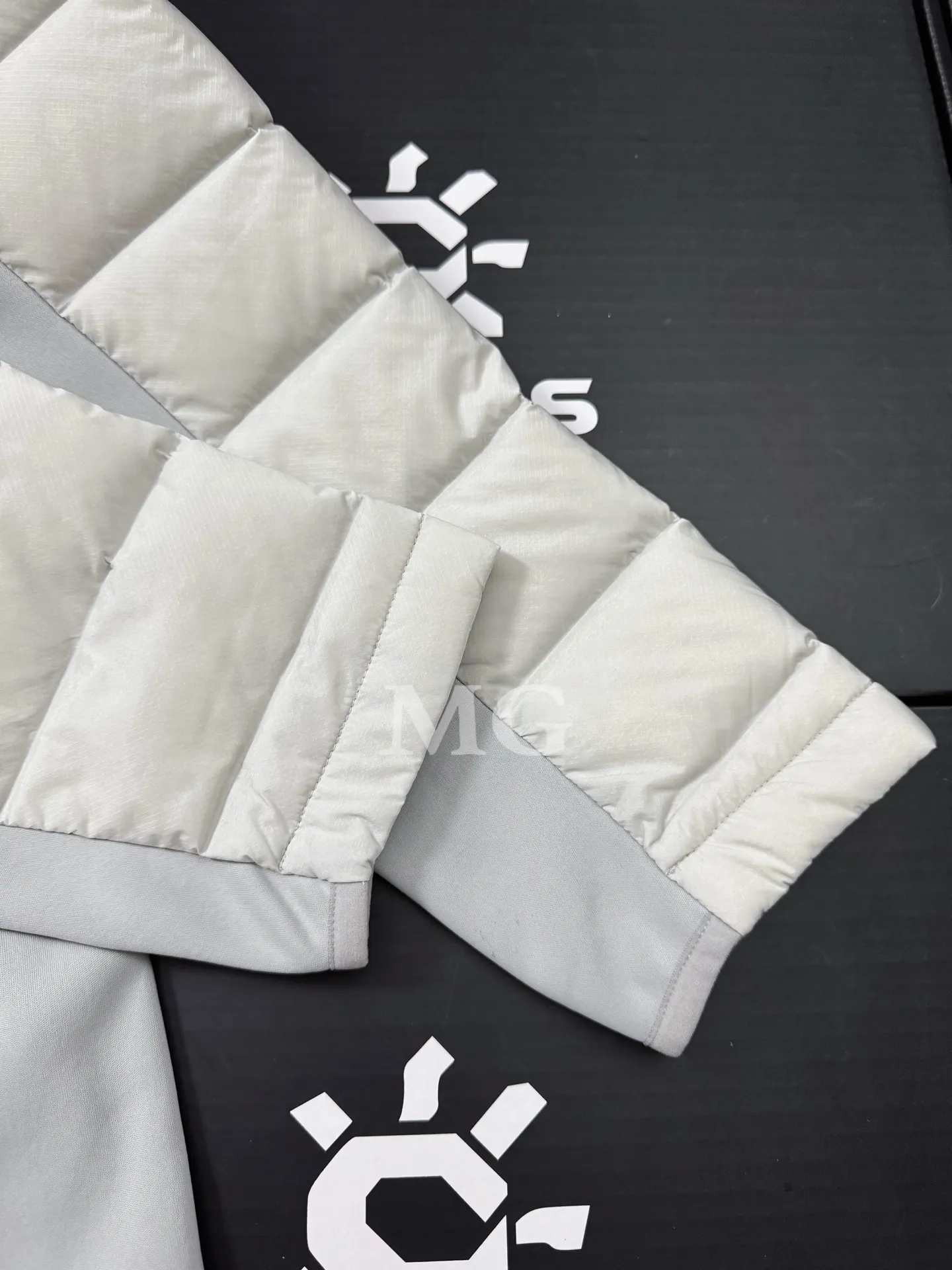 3000GT Lightweight Hooded Down Puffer Jacket D46019396 — view 6
