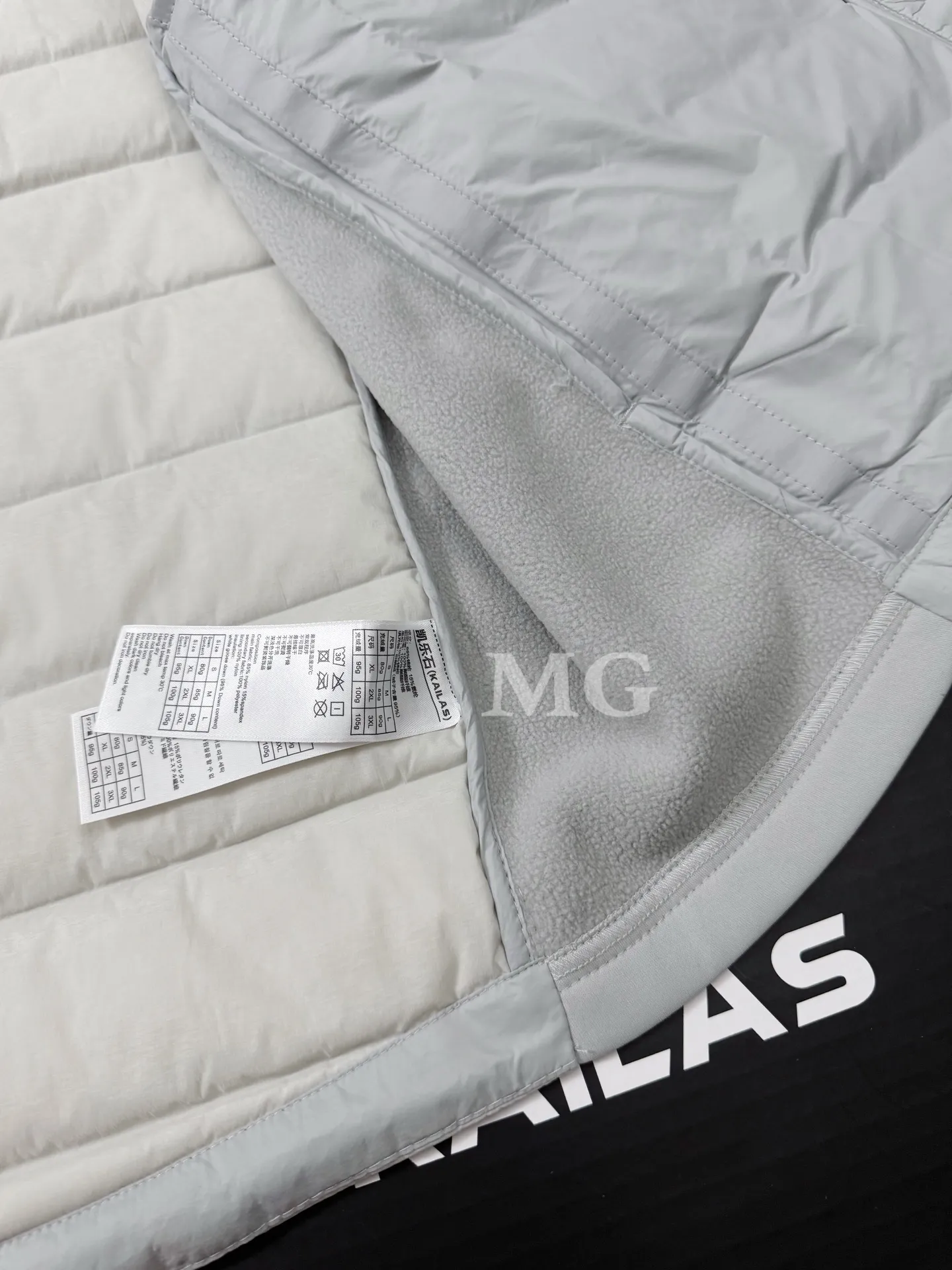 3000GT Lightweight Hooded Down Puffer Jacket D46019396 — view 9