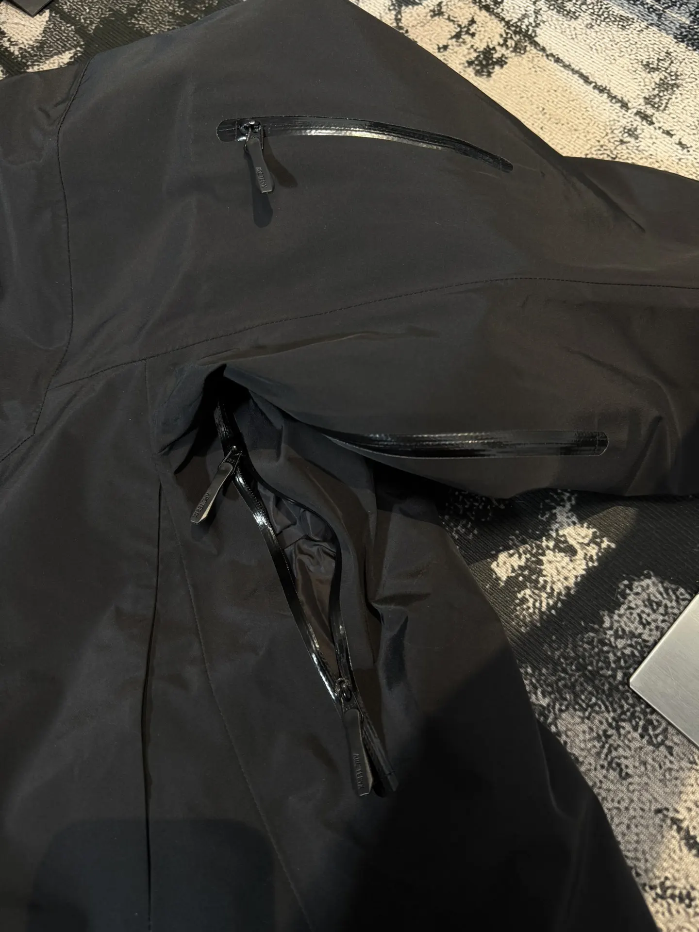 Alpha SV 3-in-1 GORE-TEX Hooded Jacket D48019397 — view 8