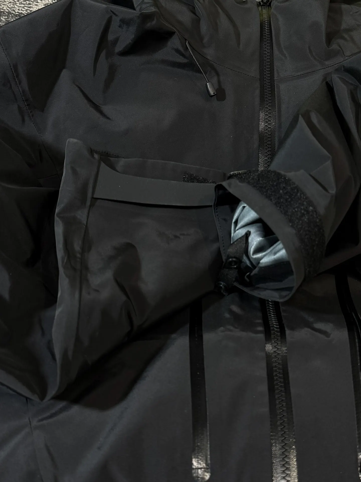 Alpha SV 3-in-1 GORE-TEX Hooded Jacket D48019397 — view 9