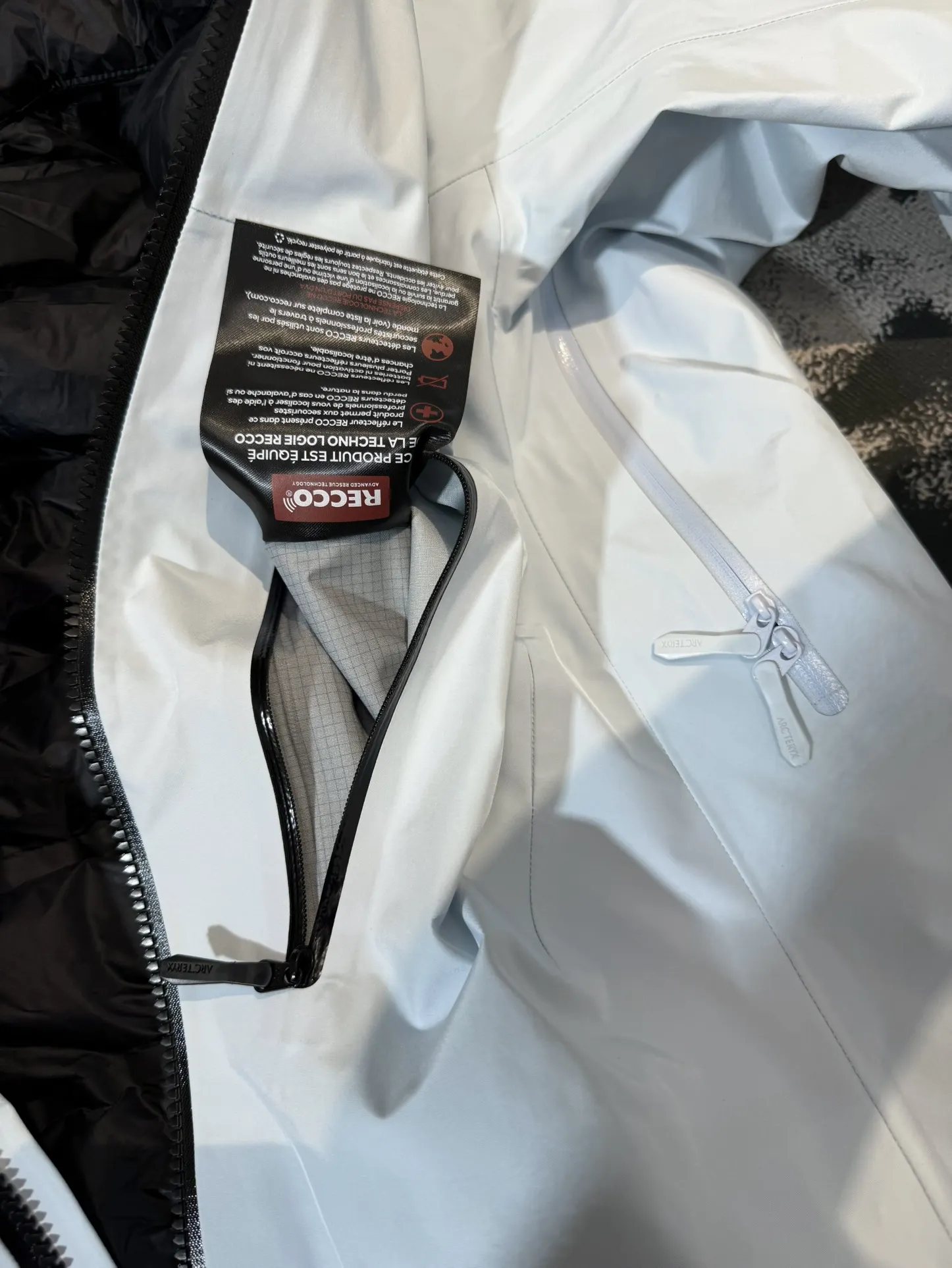 Alpha SV 3-in-1 GORE-TEX Hardshell Jacket D48019400 — view 9