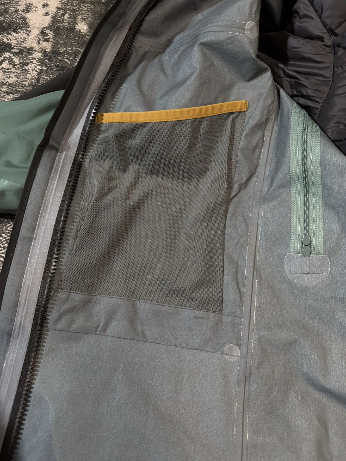 Alpha SV 3-in-1 GORE-TEX Down Jacket D48019401 — view 6