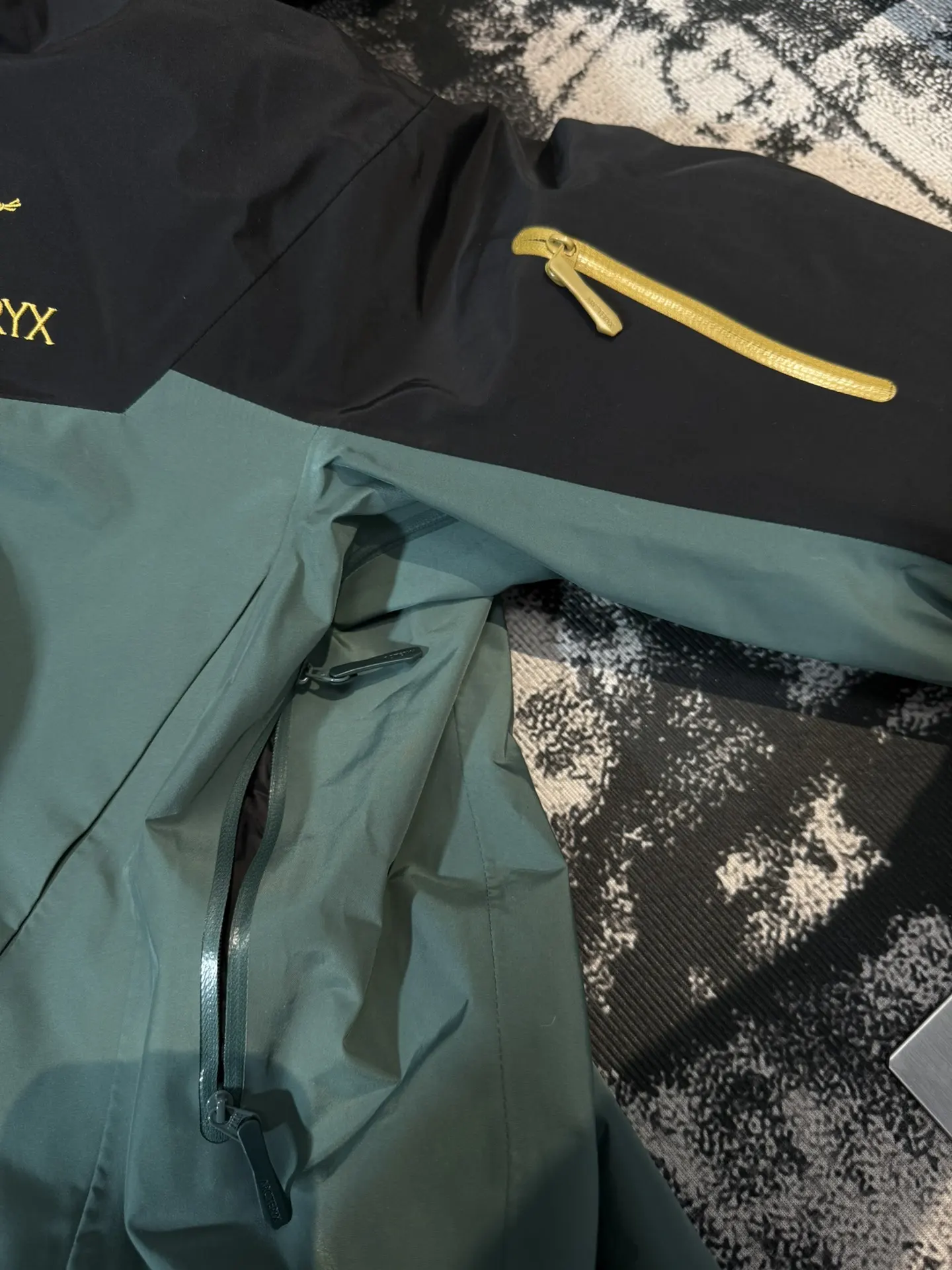 Alpha SV 3-in-1 GORE-TEX Down Jacket D48019401 — view 9