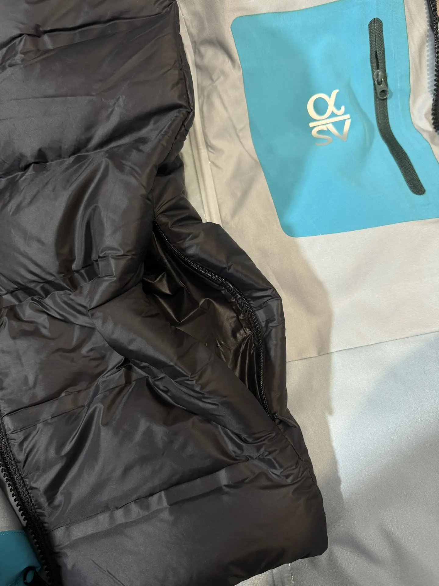 Alpha SV 3-in-1 GORE-TEX Hardshell Jacket D48019398 — view 12