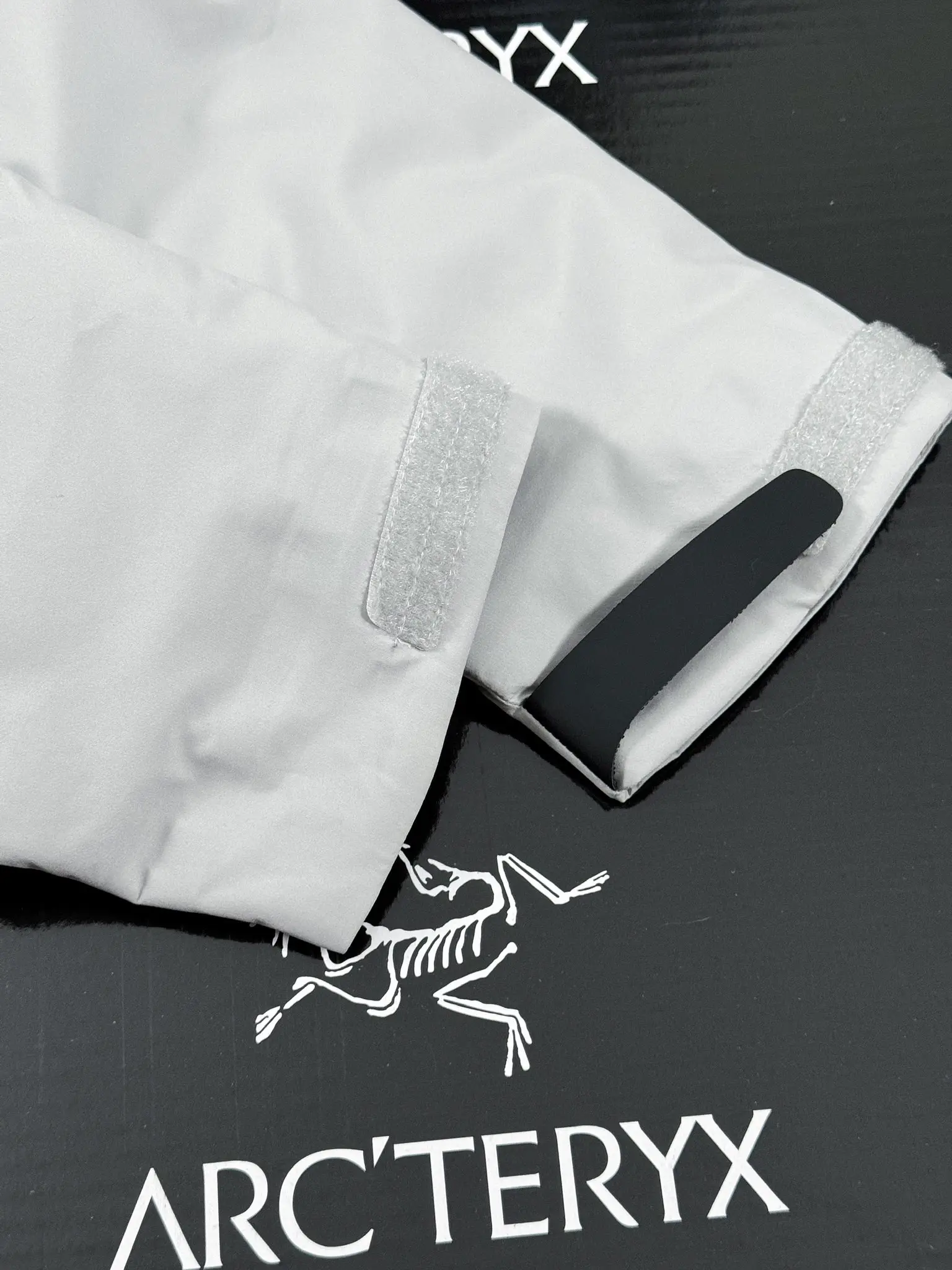 Beta Down Insulated GORE-TEX Jacket D52019276 — view 9