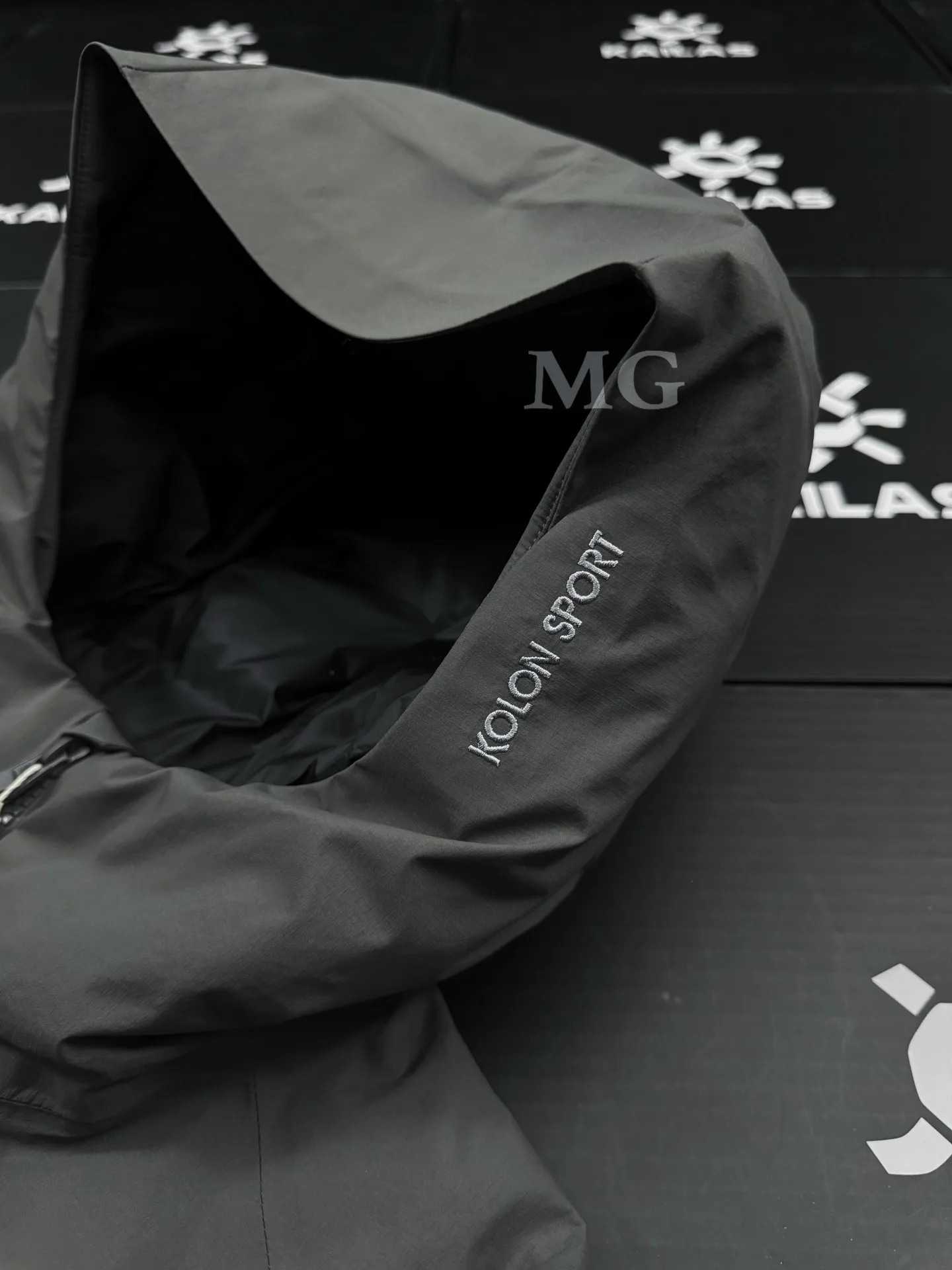 Hooded Waterproof Down-Filled Puffer Jacket D56019383 — view 4