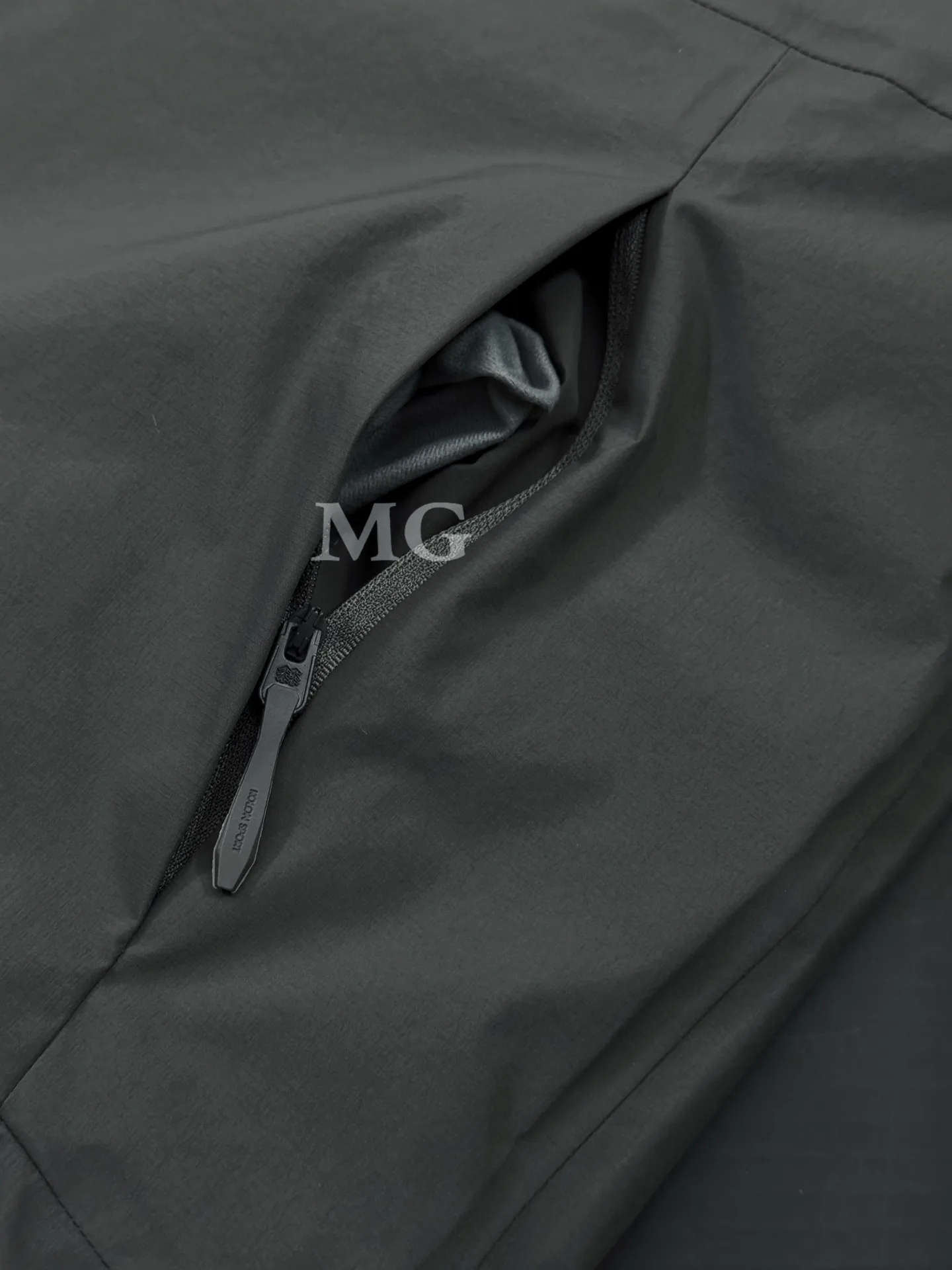 Hooded Waterproof Down-Filled Puffer Jacket D56019383 — view 5