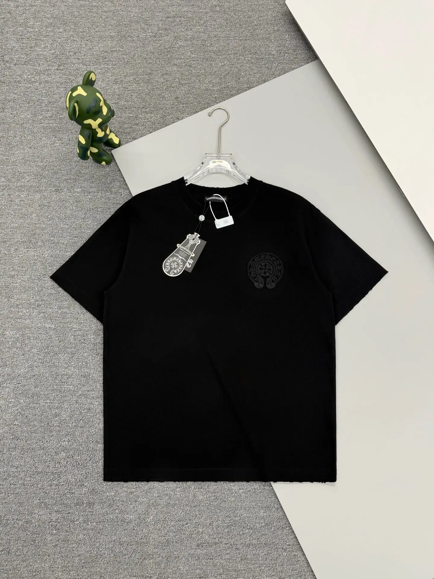 Horseshoe Embroidered Distressed T-Shirt D15013250