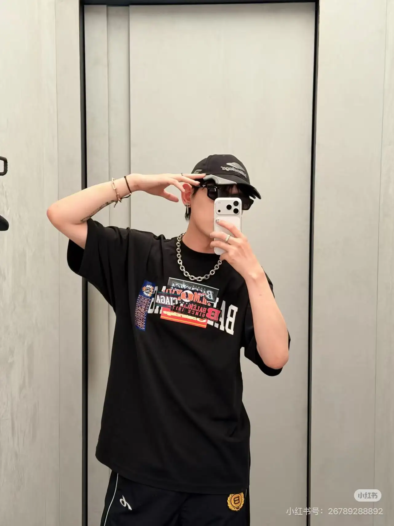 Passport Sticker Graphic Oversized T-Shirt D15518666 — view 4