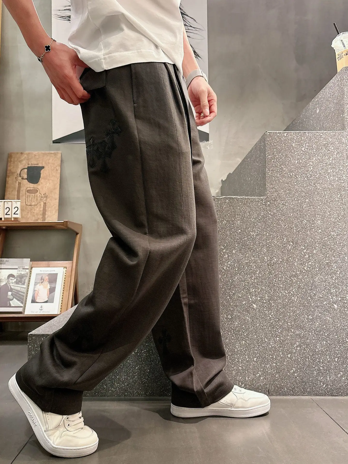 Logo-Appliqué Straight-Leg Trousers D22514252 — view 3