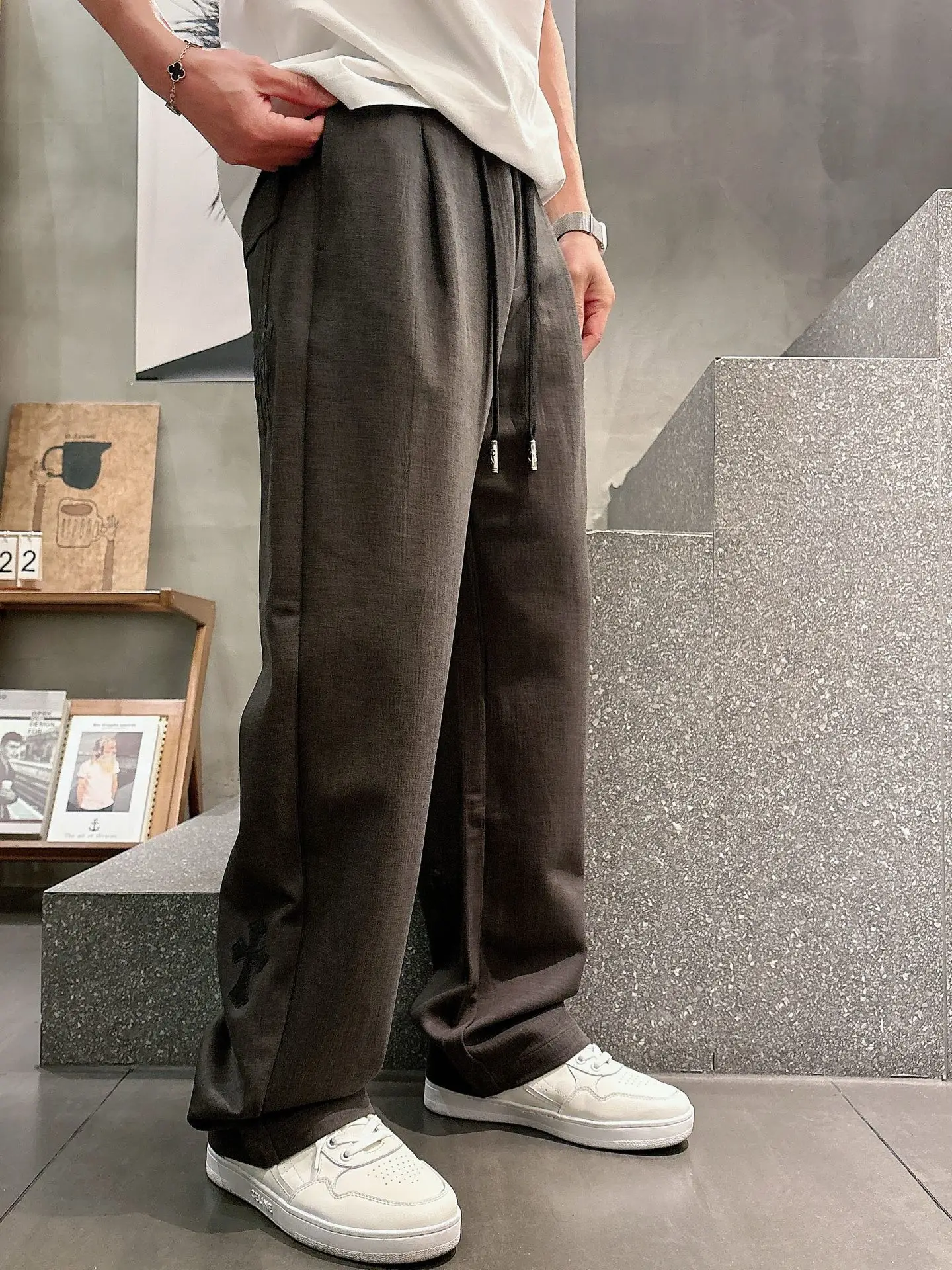 Logo-Appliqué Straight-Leg Trousers D22514252 — view 9
