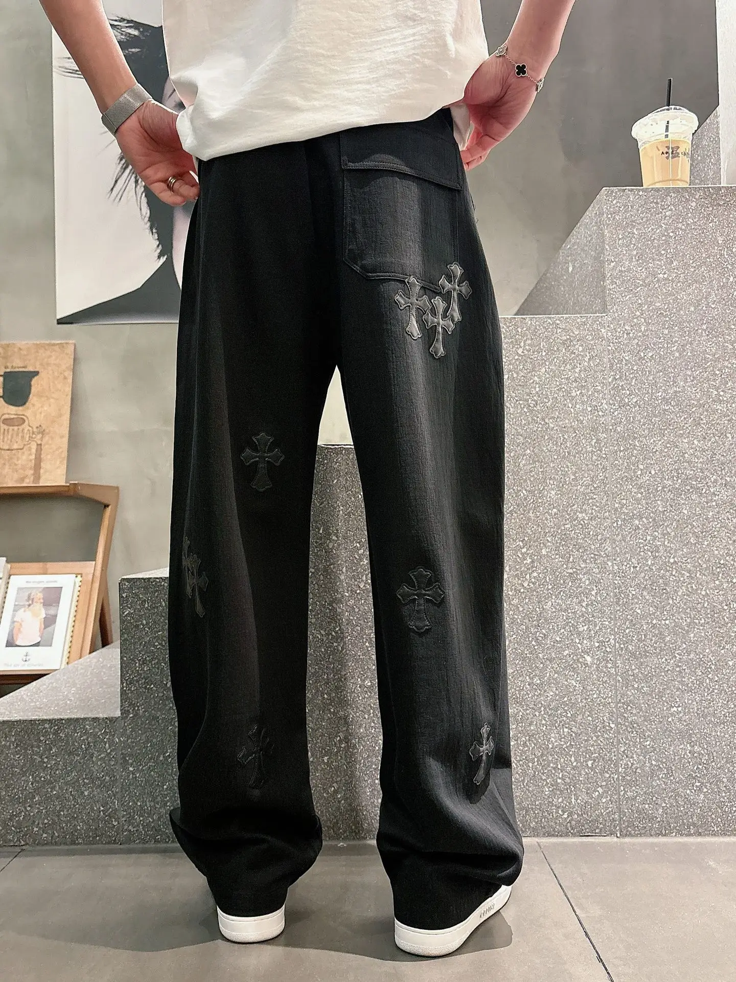 Logo-Appliqué Straight-Leg Drawstring Trousers D22514251 — view 2