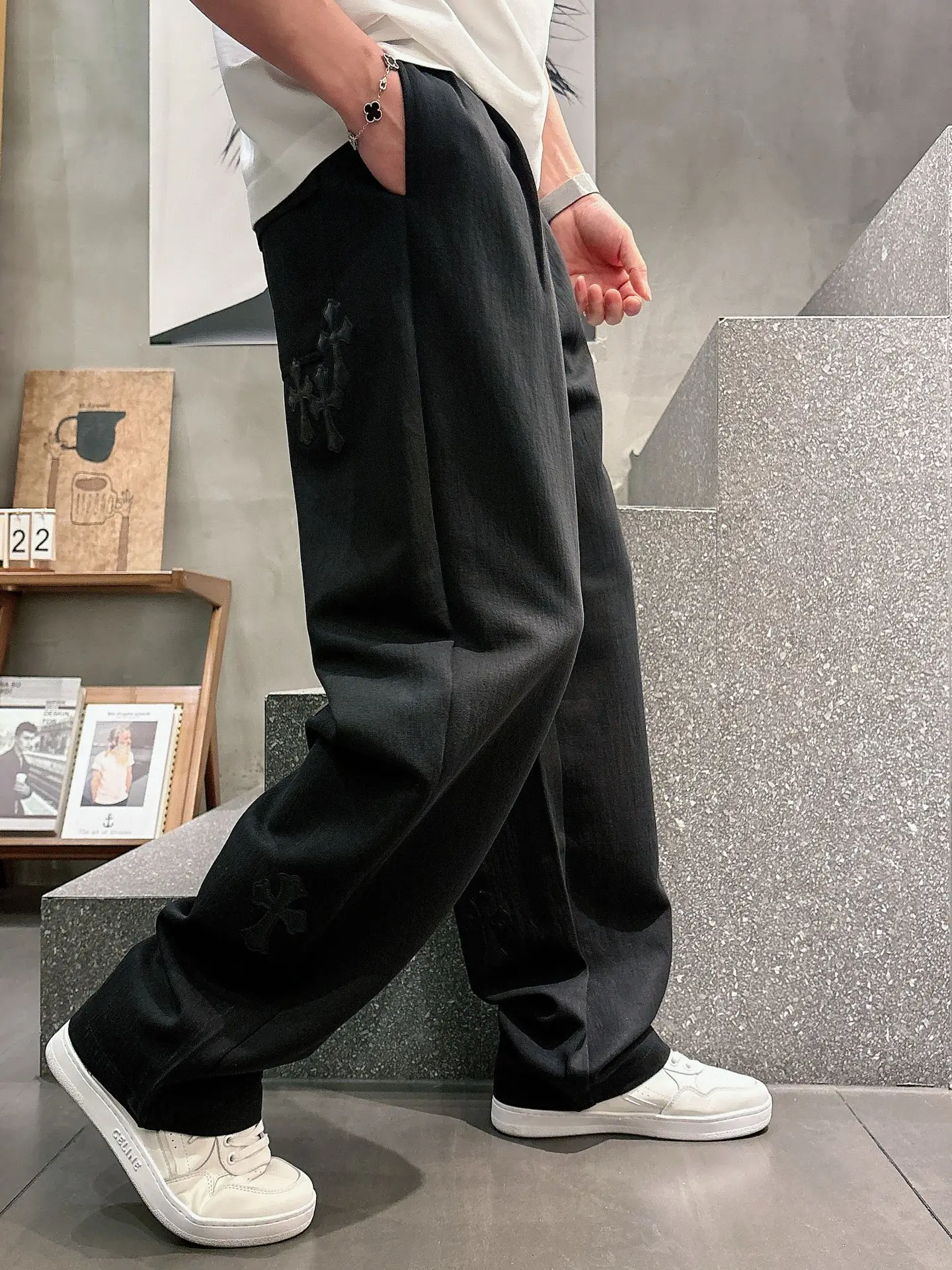 Logo-Appliqué Straight-Leg Drawstring Trousers D22514251 — view 4