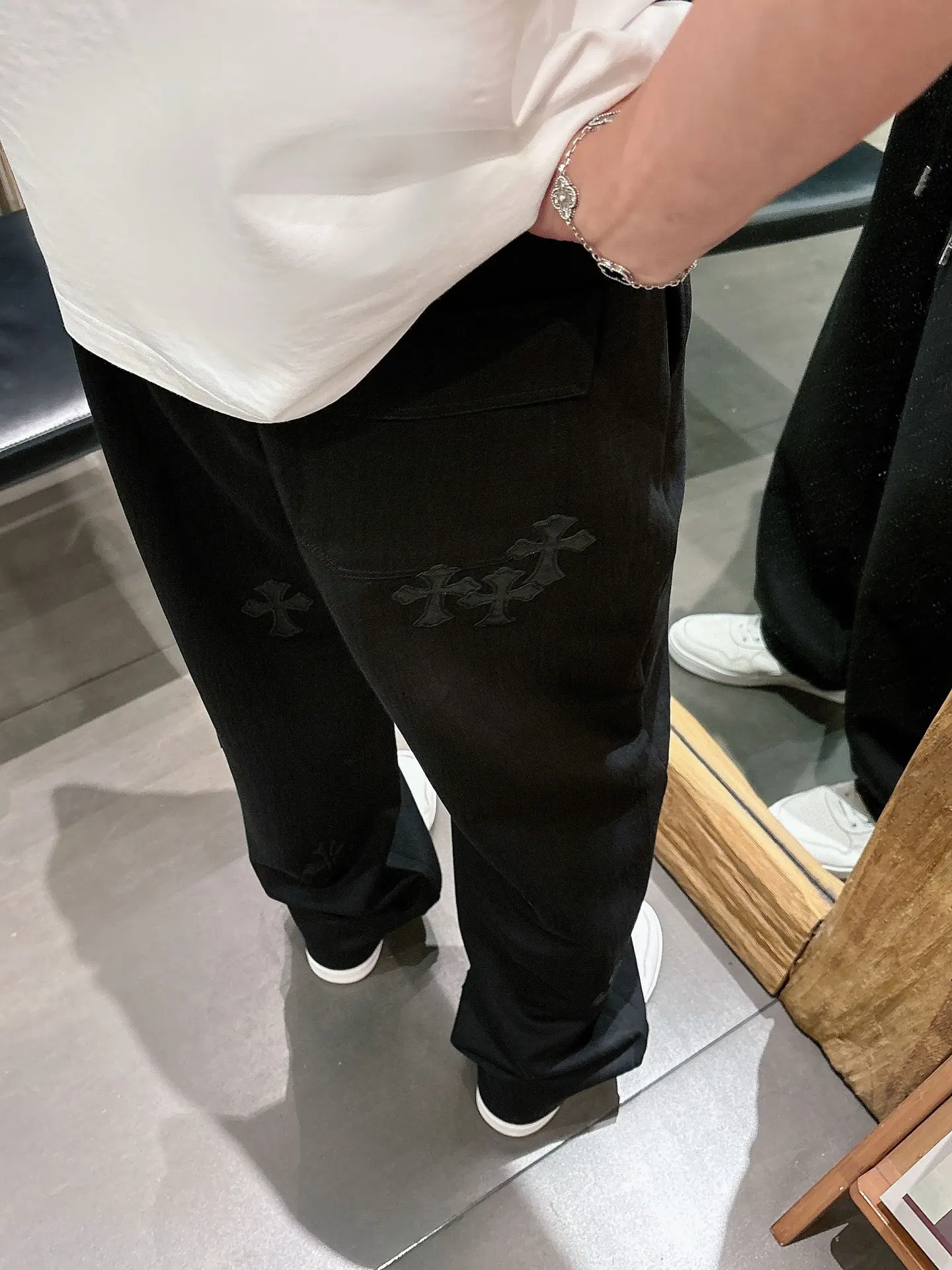 Logo-Appliqué Straight-Leg Drawstring Trousers D22514251 — view 7