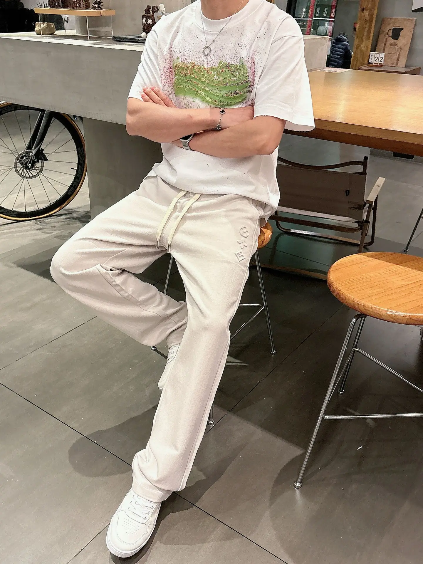 Embossed Logo Straight-Leg Sweatpants D22514248 — view 7