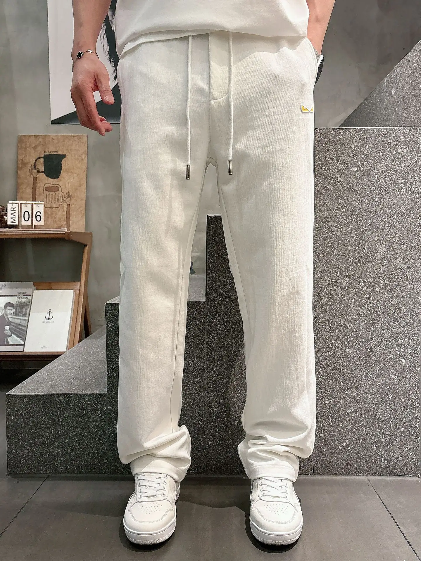 Embroidered Logo Drawstring Sweatpants D22512938 — view 3