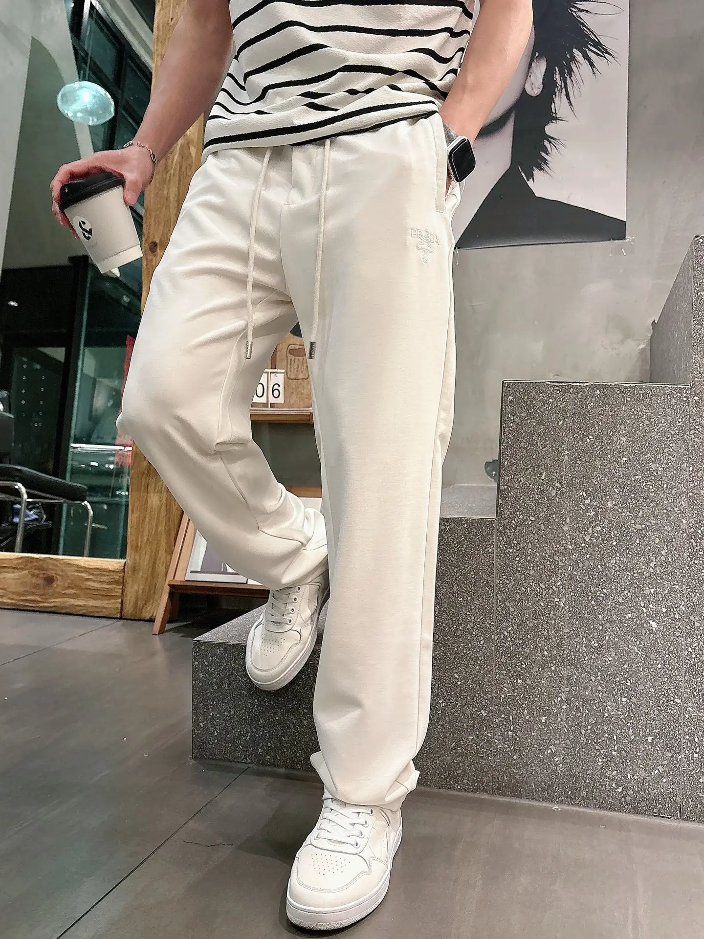 Embroidered Logo Drawstring Sweatpants D22512936