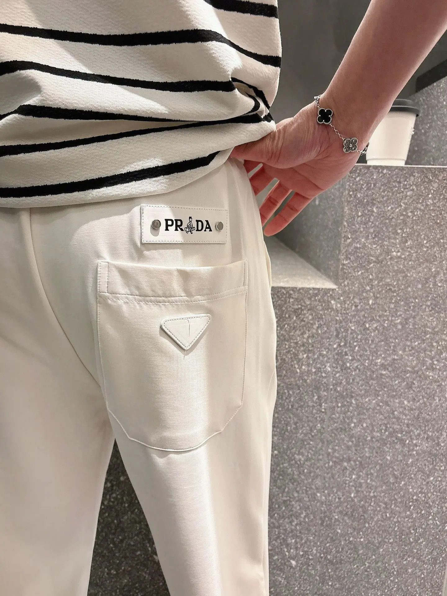 Embroidered Logo Drawstring Sweatpants D22512936 — view 6