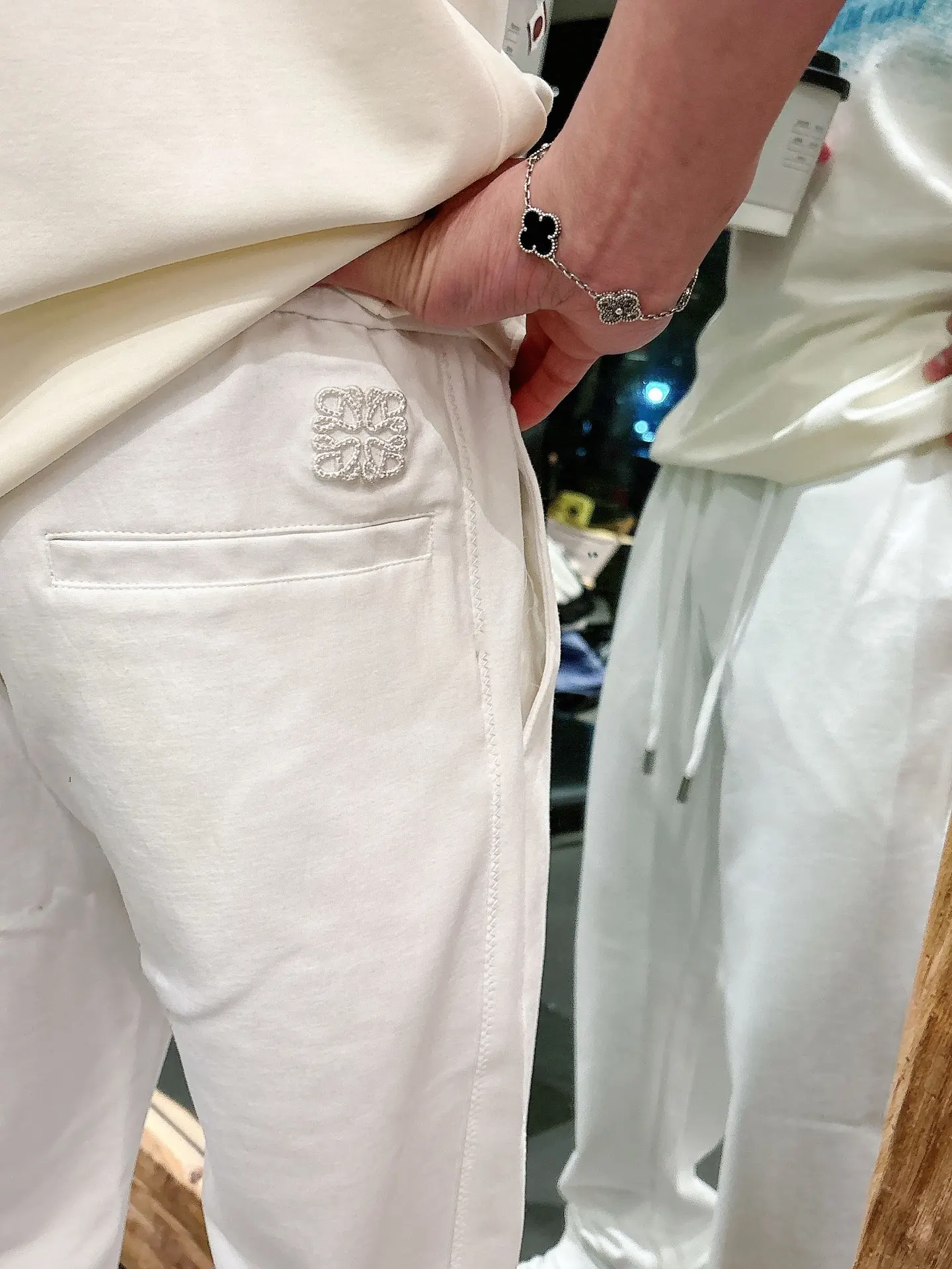 Embroidered Logo Drawstring Sweatpants D22512932 — view 8