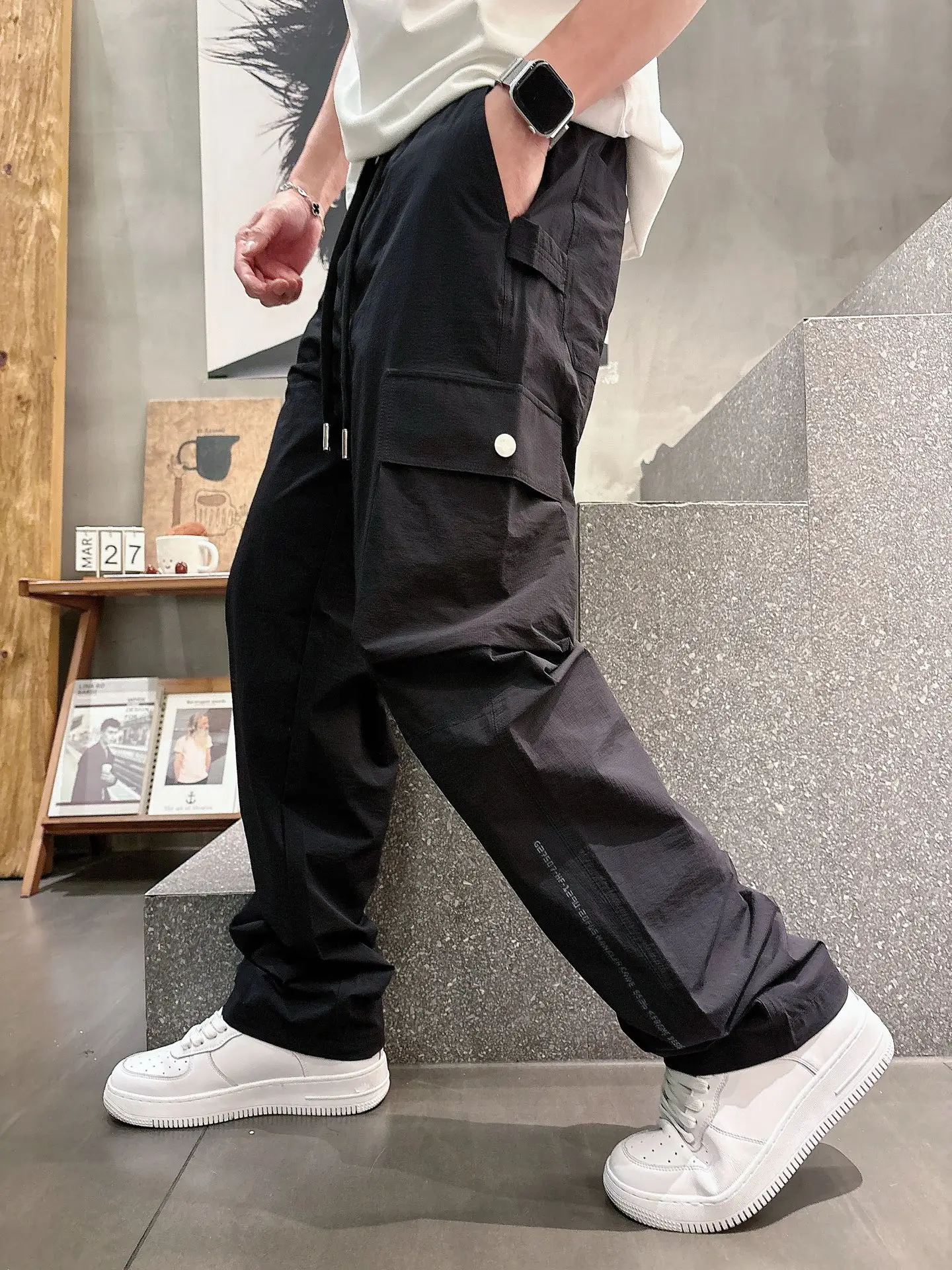 Logo-Patch Straight-Leg Cargo Trousers D23511991 — view 2