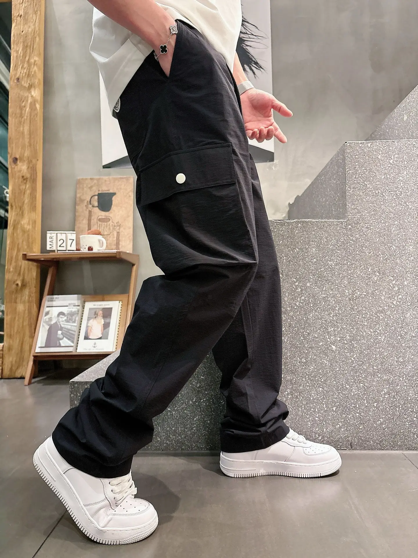 Logo-Patch Straight-Leg Cargo Trousers D23511991 — view 4