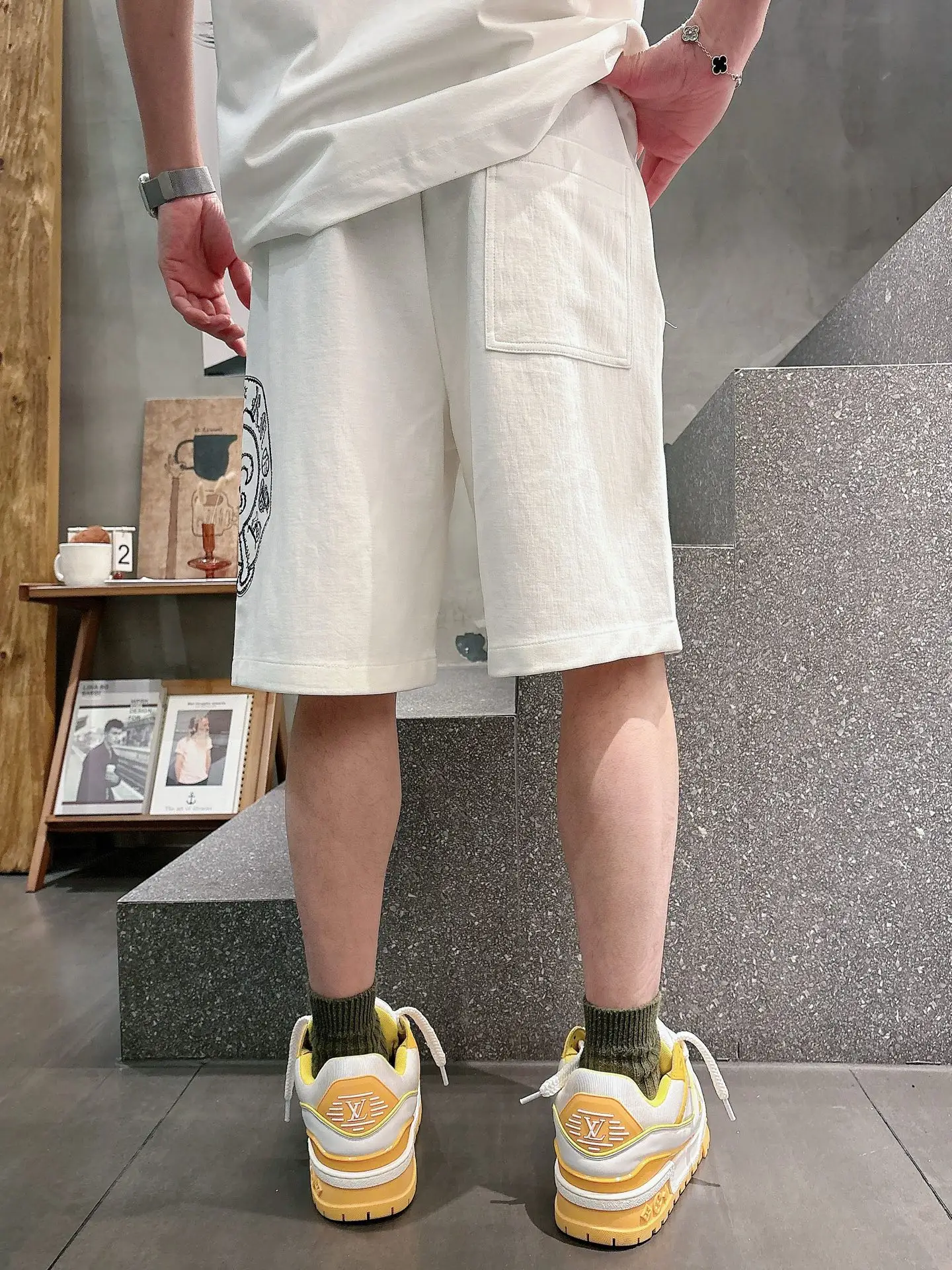 Logo Embroidered Drawstring Shorts D20012044 — view 7