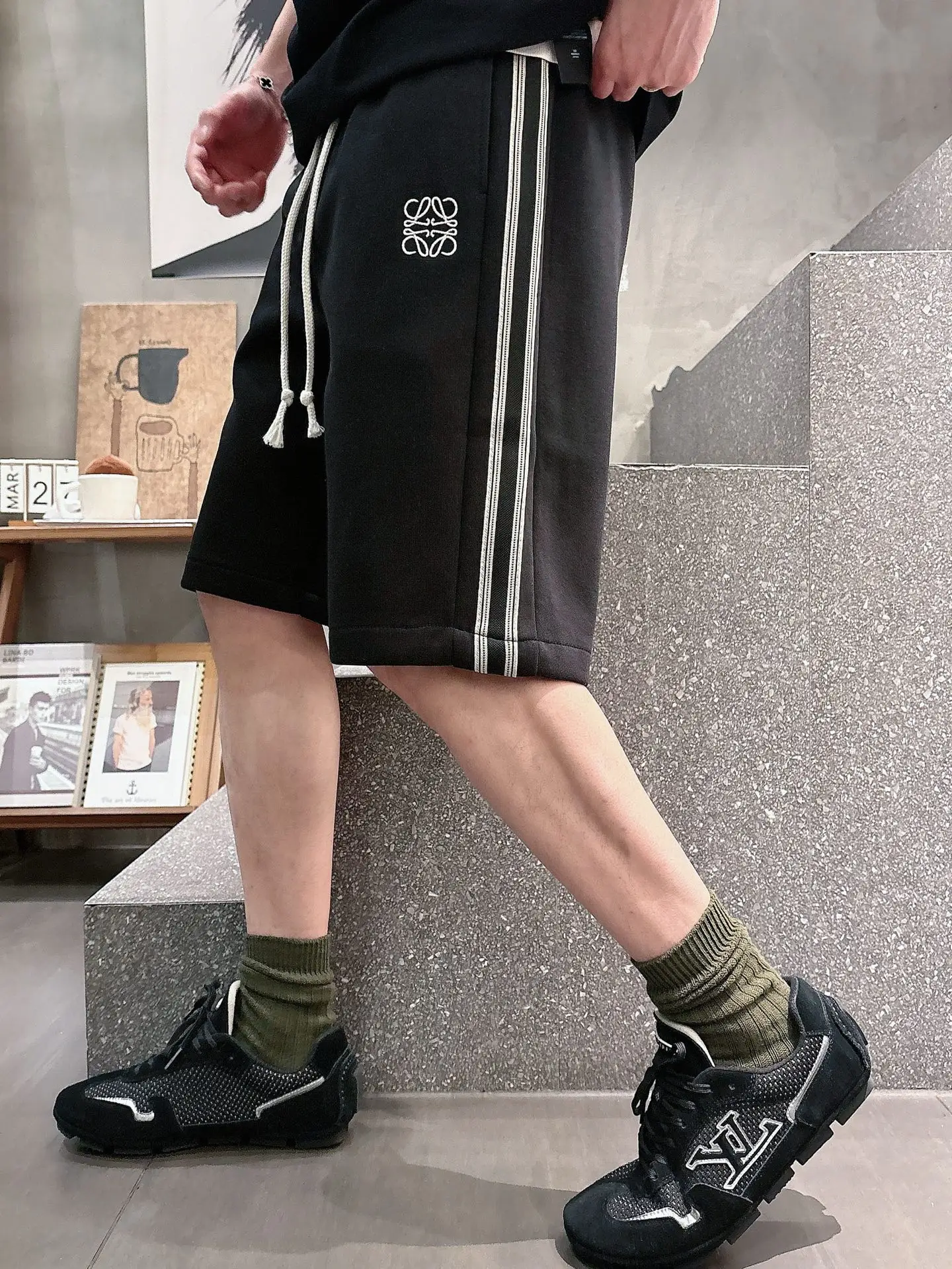 Logo Embroidered Drawstring Shorts D20512051 — view 4